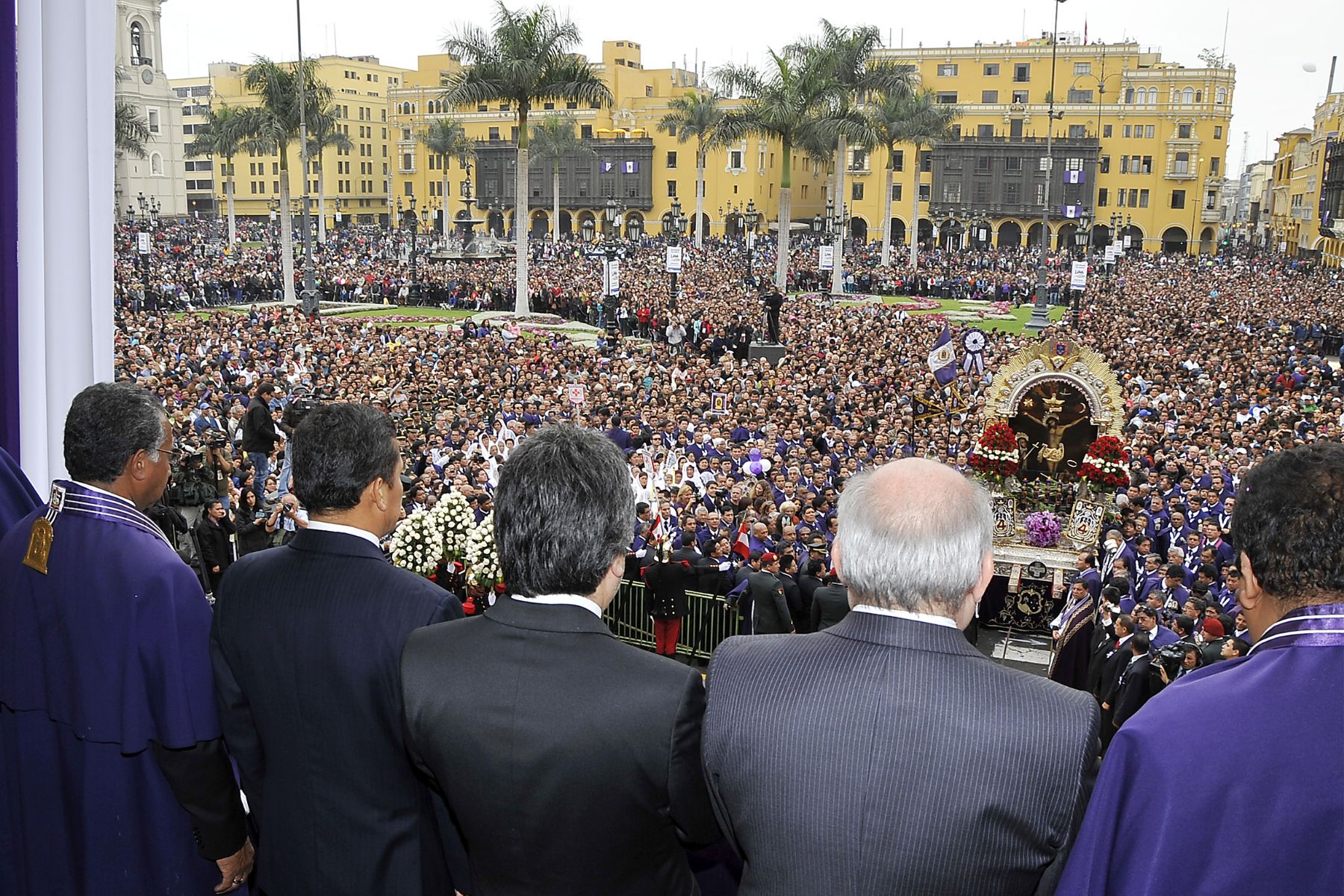 LIMA. 18 DE SETIEMBRE. Jefe de Estado encabezó homenaje que Palacio de Gobierno rindió al Señor de los Milagros, y estuvo acompañado por el premier Juan Jiménez y el ministro Pedro Cateriano. Foto: ANDINA/Prensa Presidencia