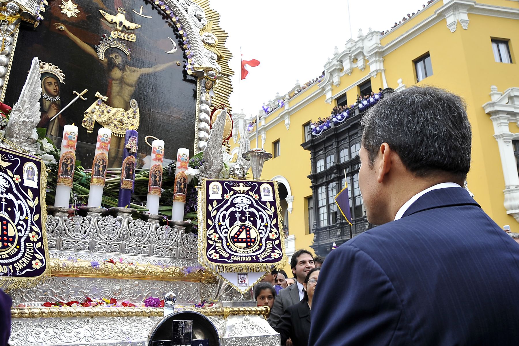 LIMA. 18 DE SETIEMBRE. Jefe de Estado encabezó homenaje que Palacio de Gobierno rindió al Señor de los Milagros, y estuvo acompañado por el premier Juan Jiménez y el ministro Pedro Cateriano. Foto: ANDINA/Prensa Presidencia