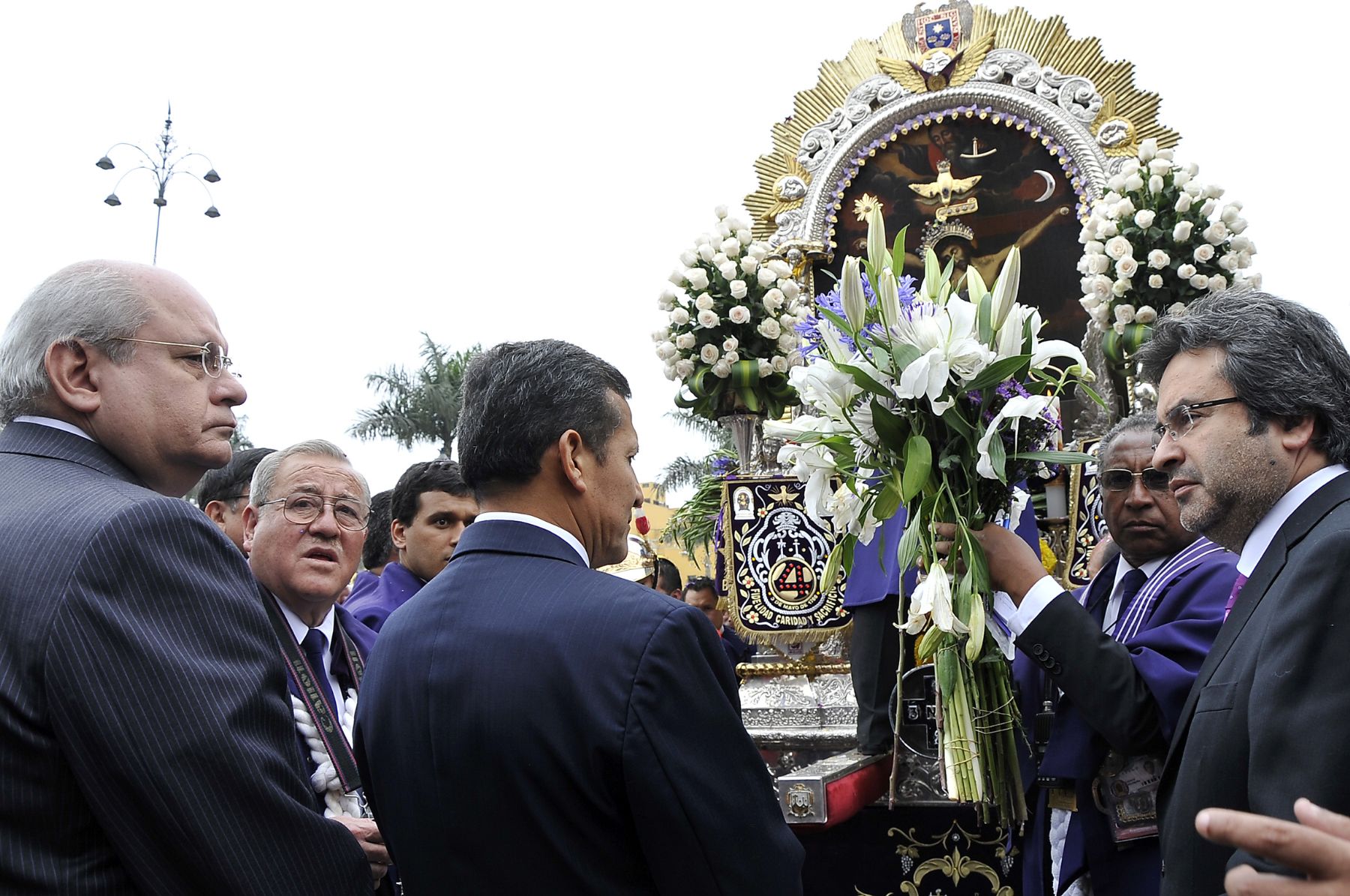 LIMA. 18 DE SETIEMBRE. Jefe de Estado encabezó homenaje que Palacio de Gobierno rindió al Señor de los Milagros, y estuvo acompañado por el premier Juan Jiménez y el ministro Pedro Cateriano. Foto: ANDINA/Prensa Presidencia