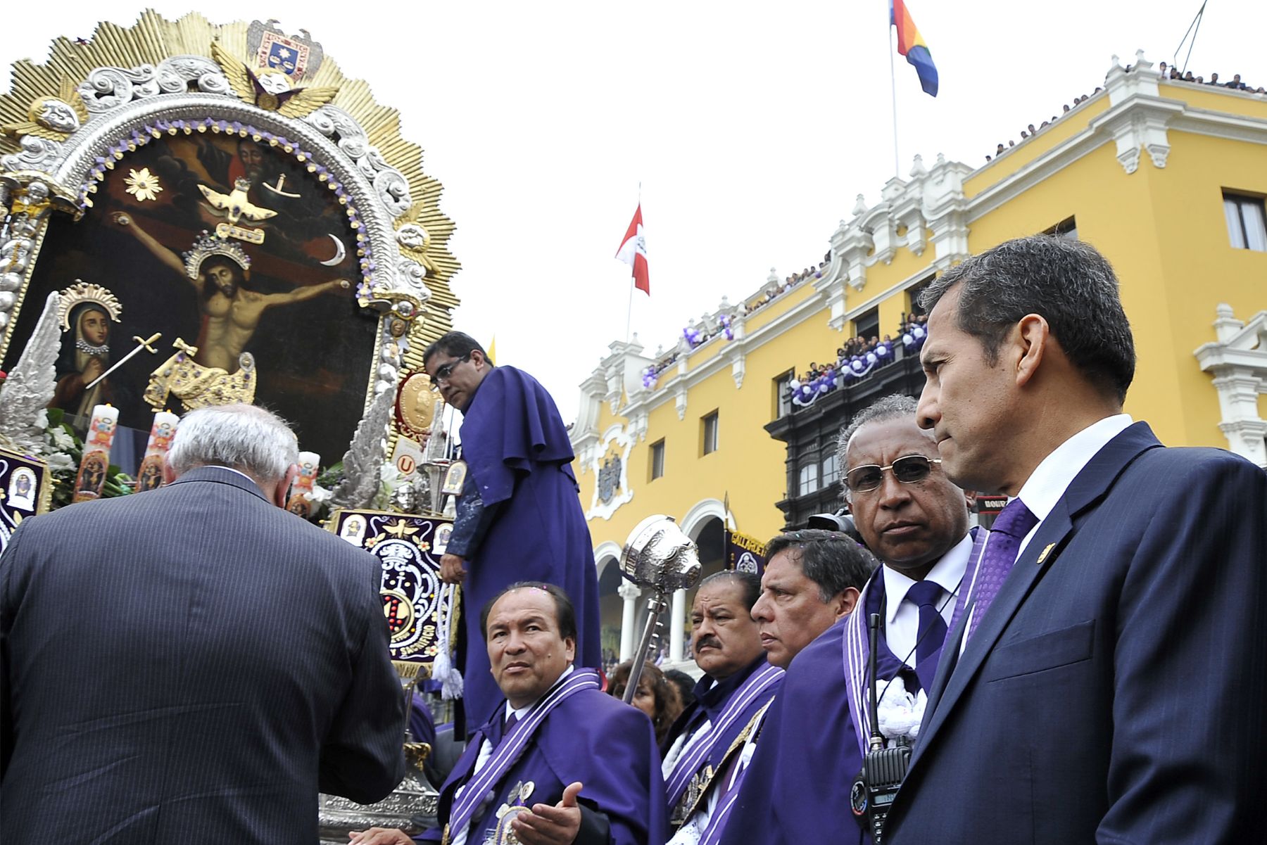 LIMA. 18 DE SETIEMBRE. Jefe de Estado encabezó homenaje que Palacio de Gobierno rindió al Señor de los Milagros, y estuvo acompañado por el premier Juan Jiménez y el ministro Pedro Cateriano. Foto: ANDINA/Prensa Presidencia