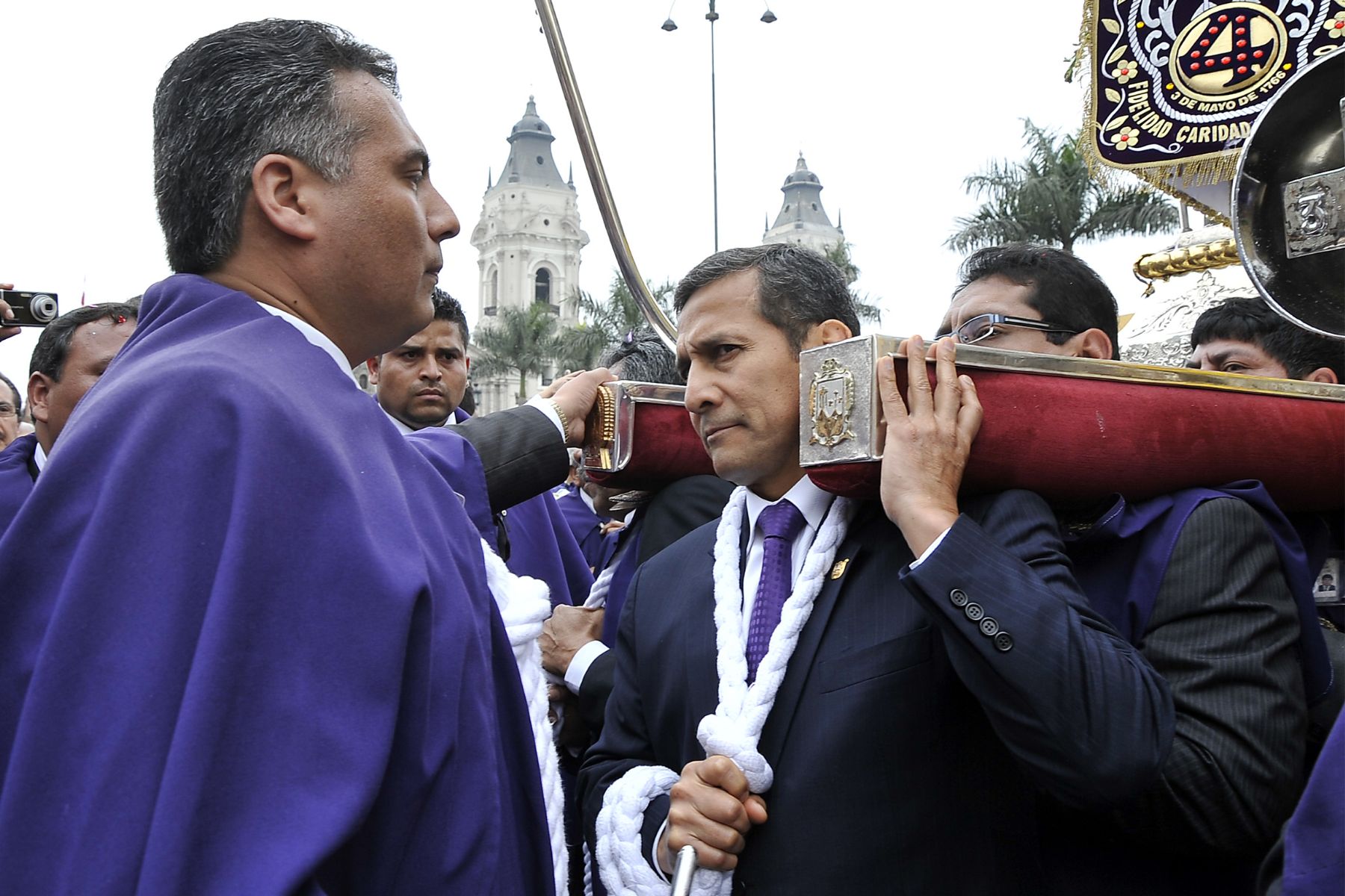 LIMA. 18 DE SETIEMBRE. Jefe de Estado encabezó homenaje que Palacio de Gobierno rindió al Señor de los Milagros, y estuvo acompañado por el premier Juan Jiménez y el ministro Pedro Cateriano. Foto: ANDINA/Prensa Presidencia