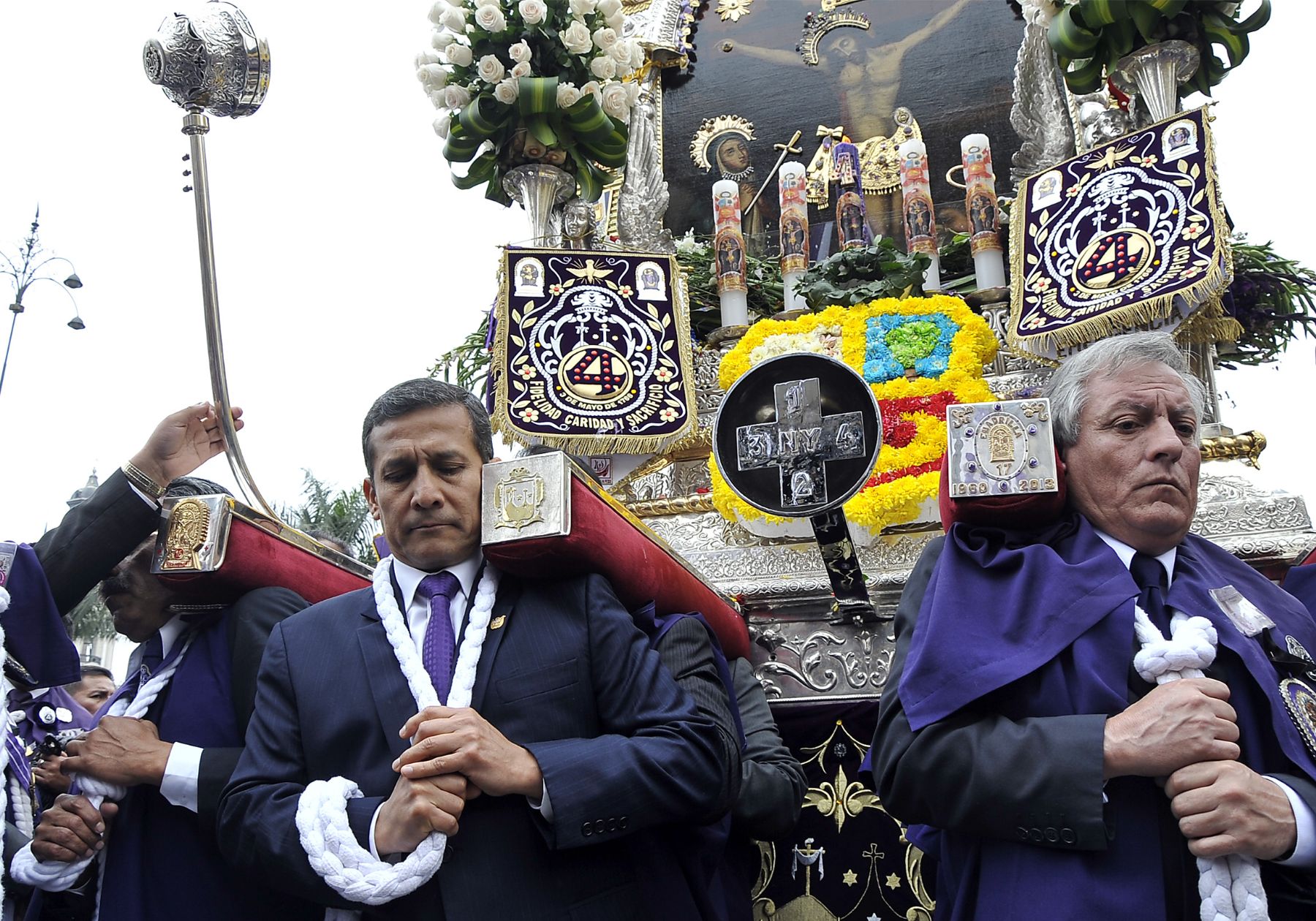 LIMA. 18 DE SETIEMBRE. Jefe de Estado encabezó homenaje que Palacio de Gobierno rindió al Señor de los Milagros, y estuvo acompañado por el premier Juan Jiménez y el ministro Pedro Cateriano. Foto: ANDINA/Prensa Presidencia