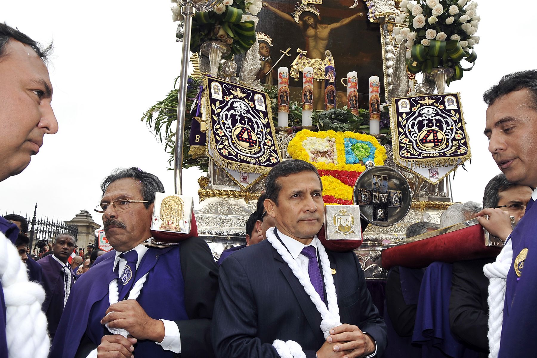 LIMA. 18 DE SETIEMBRE. Jefe de Estado encabezó homenaje que Palacio de Gobierno rindió al Señor de los Milagros, y estuvo acompañado por el premier Juan Jiménez y el ministro Pedro Cateriano. Foto: ANDINA/Prensa Presidencia