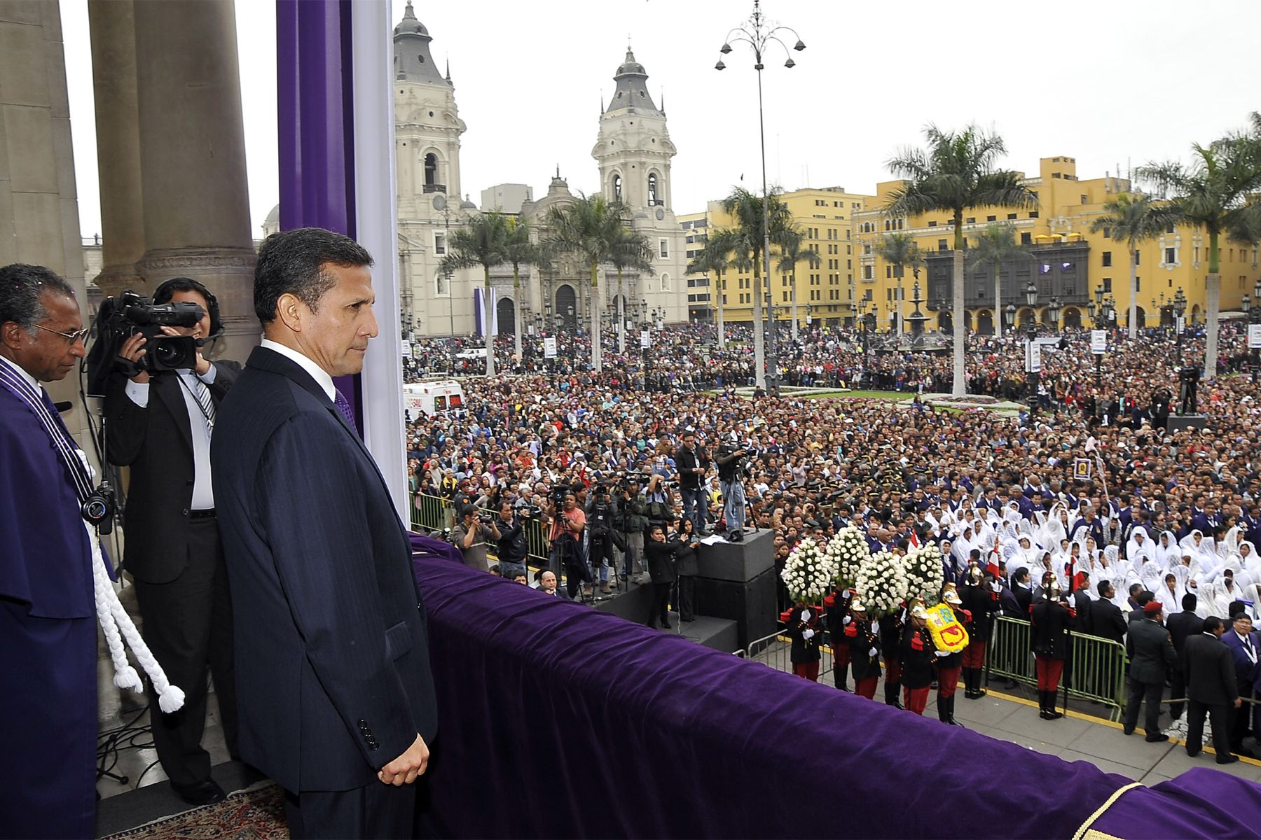 LIMA. 18 DE OCTUBRE. Jefe de Estado encabezó homenaje que Palacio de Gobierno rindió al Señor de los Milagros, y estuvo acompañado por el premier Juan Jiménez y el ministro Pedro Cateriano. Foto: ANDINA/Prensa Presidencia