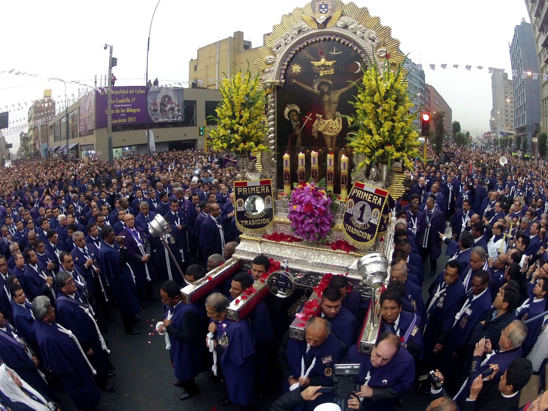 LIMA,PERÚ.28 OCTUBRE.Salida del Santuario de Las Nazarenas del Señor de los Milagros.Foto: ANDINA/Carlos Lezama