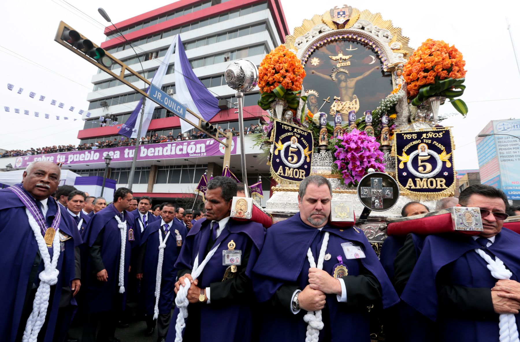Lima, Perú - Octubre 28.Trabajadores de Editora Perú, empresa conformada por la agencia Andina, el diario oficial El Peruano y Servicios Gráficos, rinden homenaje a la venerada imagen del Señor de los Milagros.Foto: ANDINA/Carlos Lezama