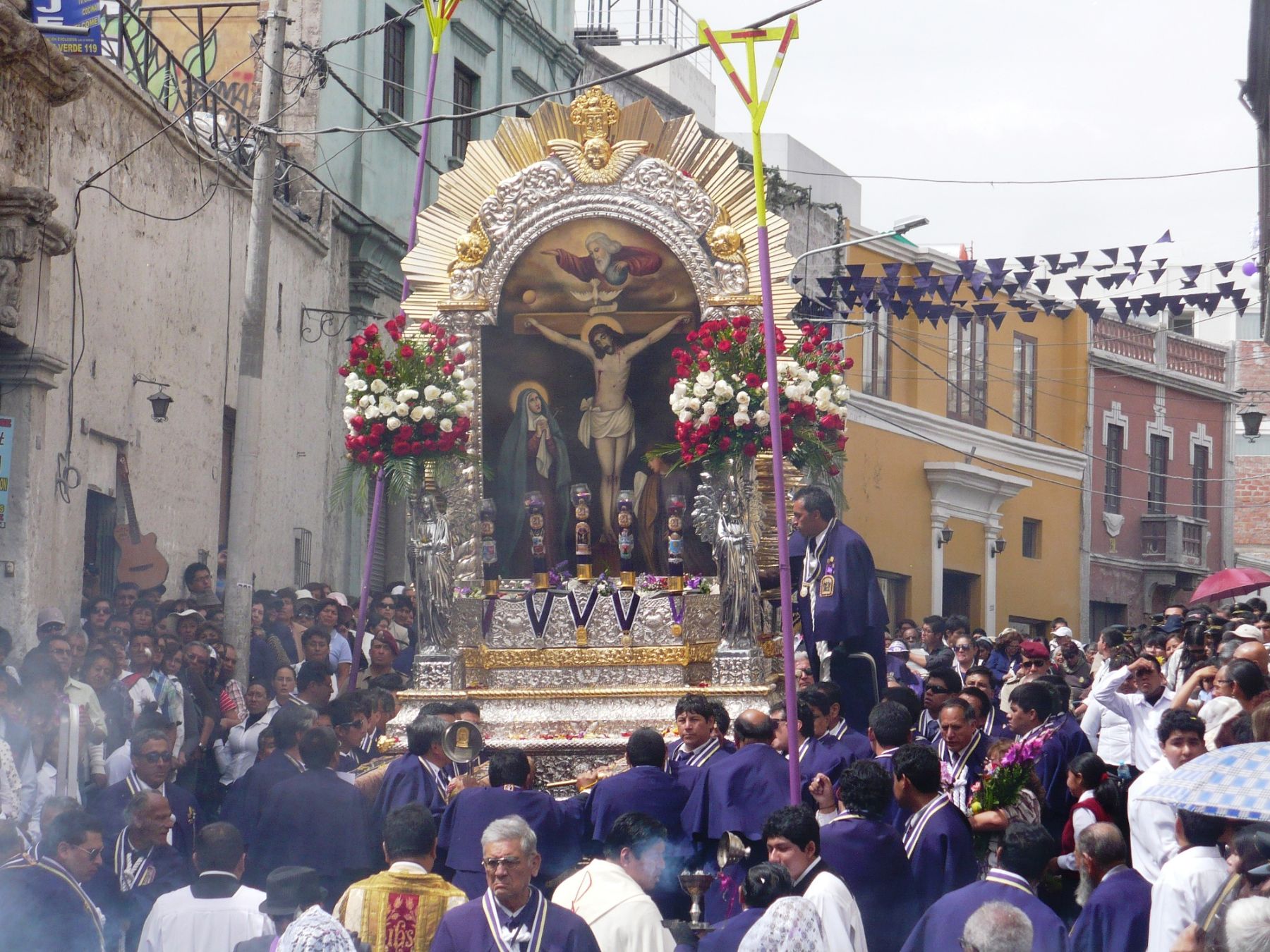 Imagen Del Señor De Los Milagros Recorre Calles De Ciudad De Arequipa