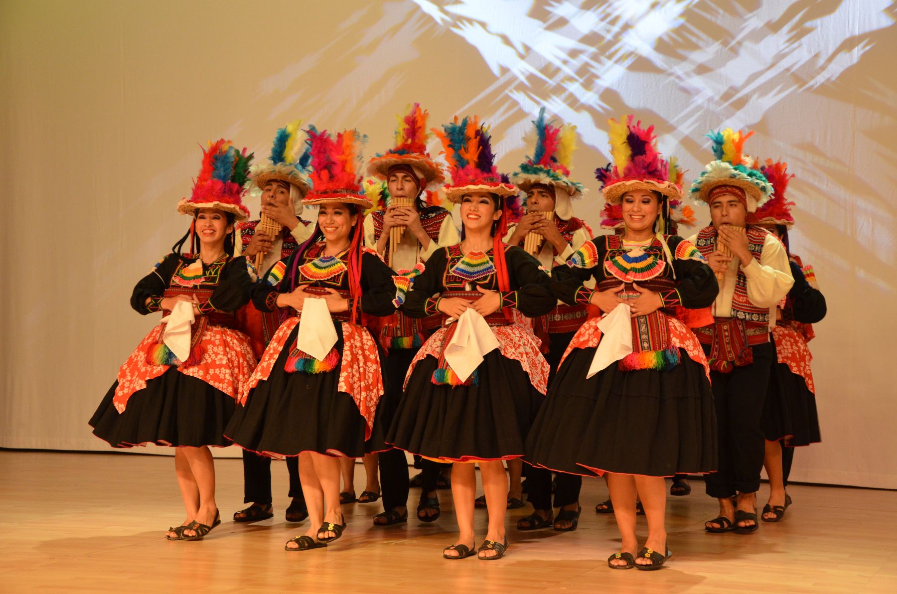 El arte textil de Taquile será representado en el espectáculo que ofrecerá el elenco de Brisas del Titicaca.