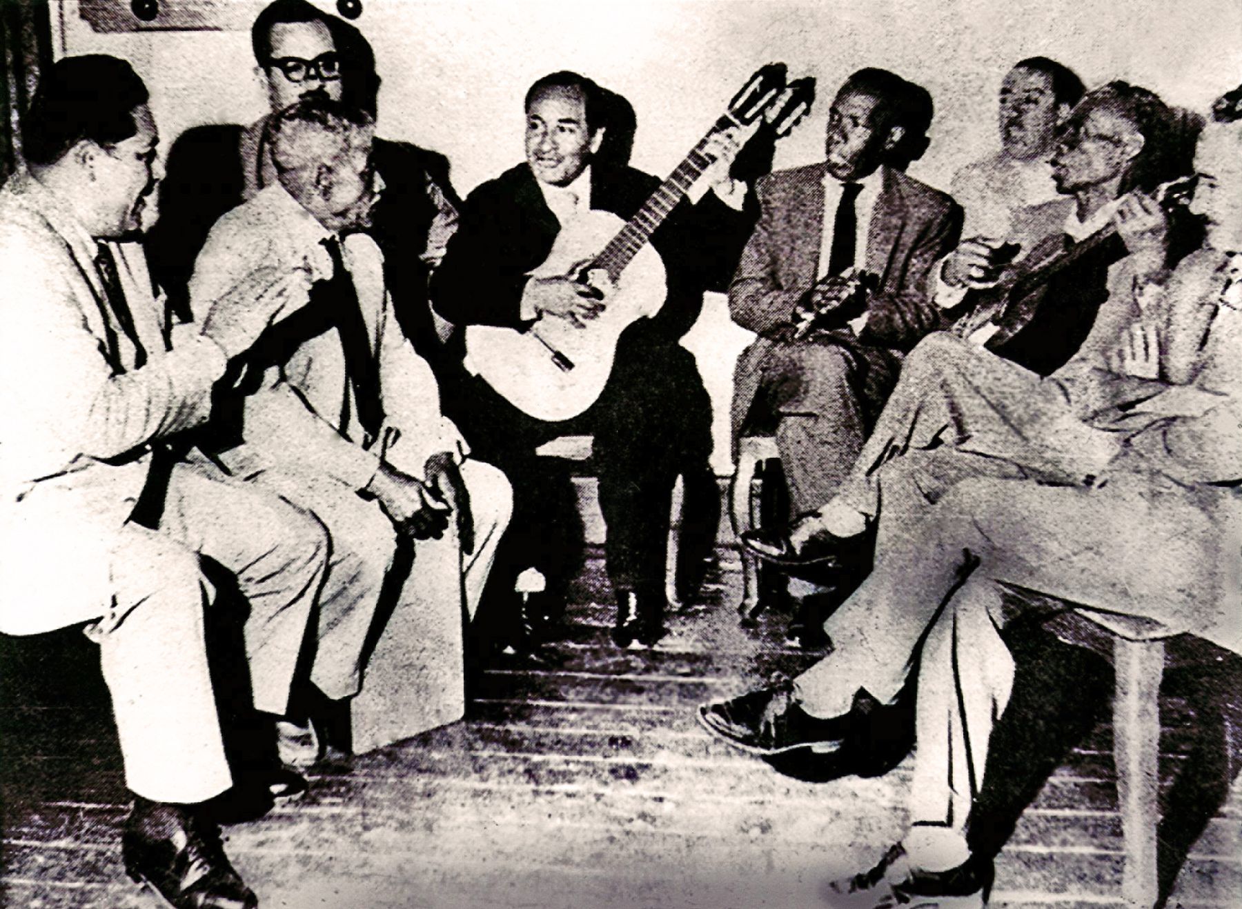 La foto es histórica, porque José María Arguedas comparte una reunión con criollos pese a su reticencia con la música criolla.