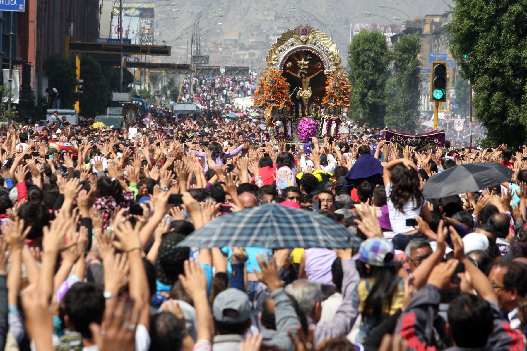 LIMA,PERÚ-01 NOVIEMBRE.La  Sagrada Imagen del Señor de Los Milagros Sale en Procesion por las Calles del Cercado de Lima.Foto:ANDINA/Hector Vinces.