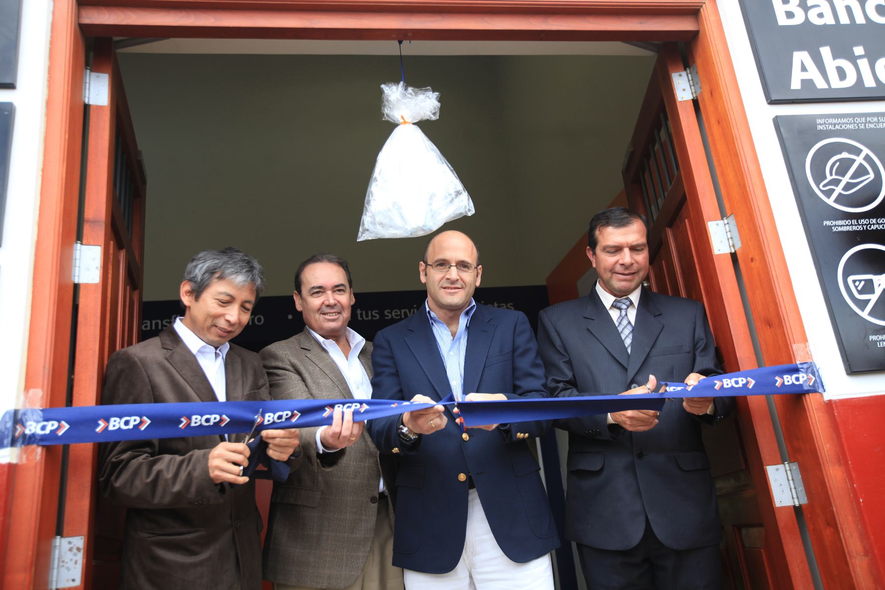 Presidente regional de Amazonas, José Arista; gerente general del BCP, Walter Bayly; presidente del directorio del BCP, Dionisio Romero Paoletti; y el alcalde de Chachapoyas, Diógenes Zavaleta, en la ceremonia de inauguración de la agencia BCP Chachapoyas.