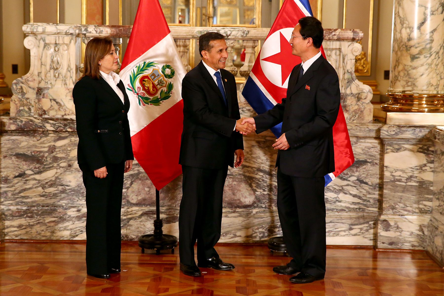 El Presidente Ollanta Humala recibió la credencial del nuevo embajador de la República Democrática de Corea, Kim Hak – Chol en Palacio de Gobierno.Foto: ANDINA/Prensa Presidencia.