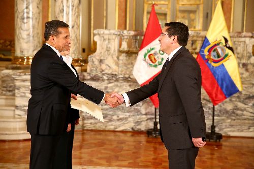 .El Presidente Ollanta Humala recibió la credencial del nuevo embajador del Ecuador, José Sandoval Zambrano en Palacio de Gobierno.Foto: ANDINA/Prensa Presidencia.