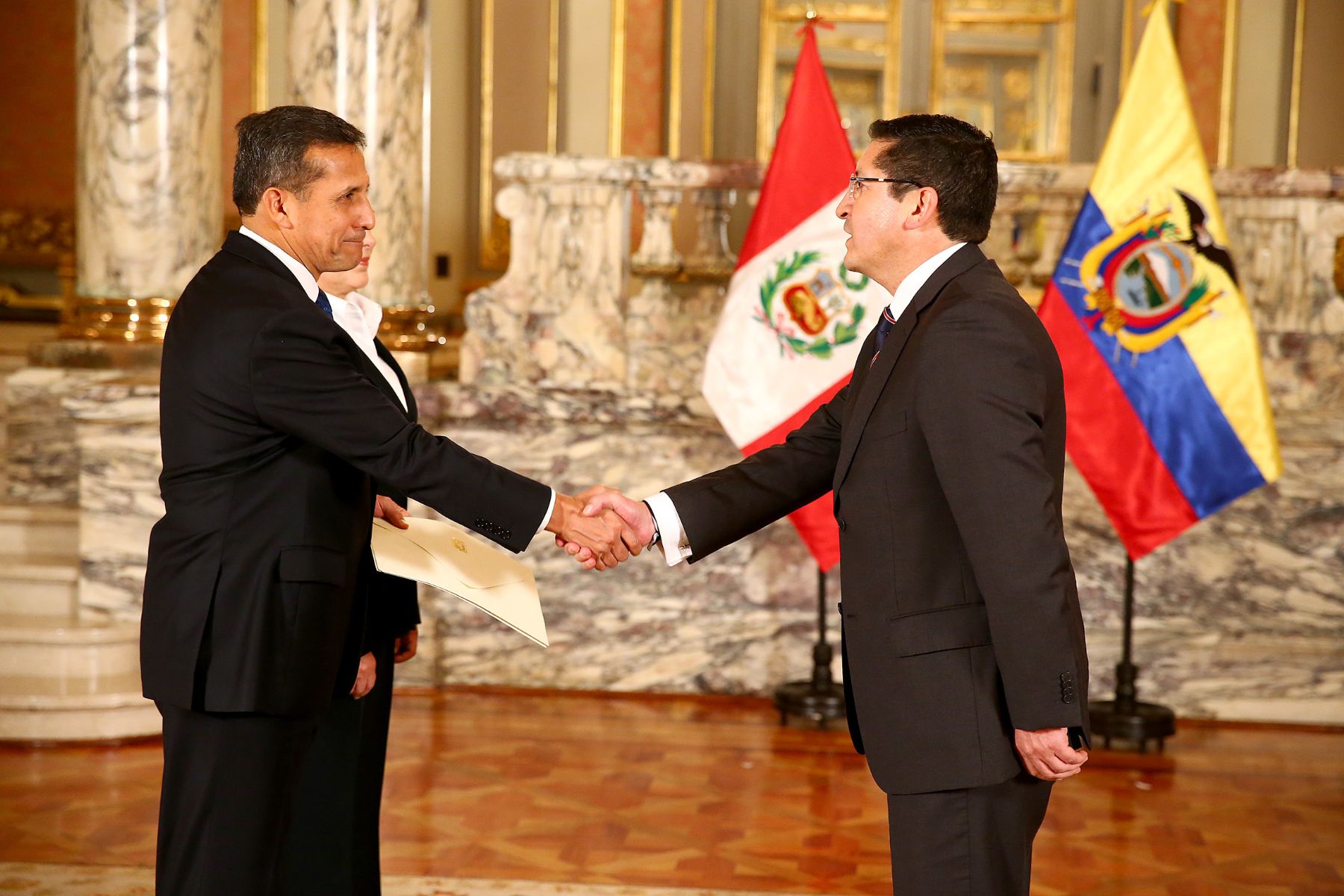 .El Presidente Ollanta Humala recibió la credencial del nuevo embajador del Ecuador, José Sandoval Zambrano en Palacio de Gobierno.Foto: ANDINA/Prensa Presidencia.