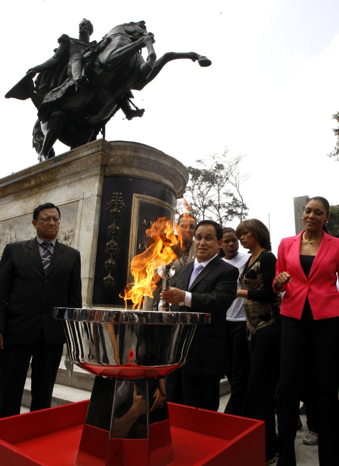 LIMA,PERÚ-NOVIEMBRE 12.La antorcha olímpica de los XVII Juegos Bolivarianos fue encendida hoy por el presidente del Congreso, Fredy Otárola en la Plaza Bolívar del Parlamento Nacional..Foto: ANDINA/Norman Córdova