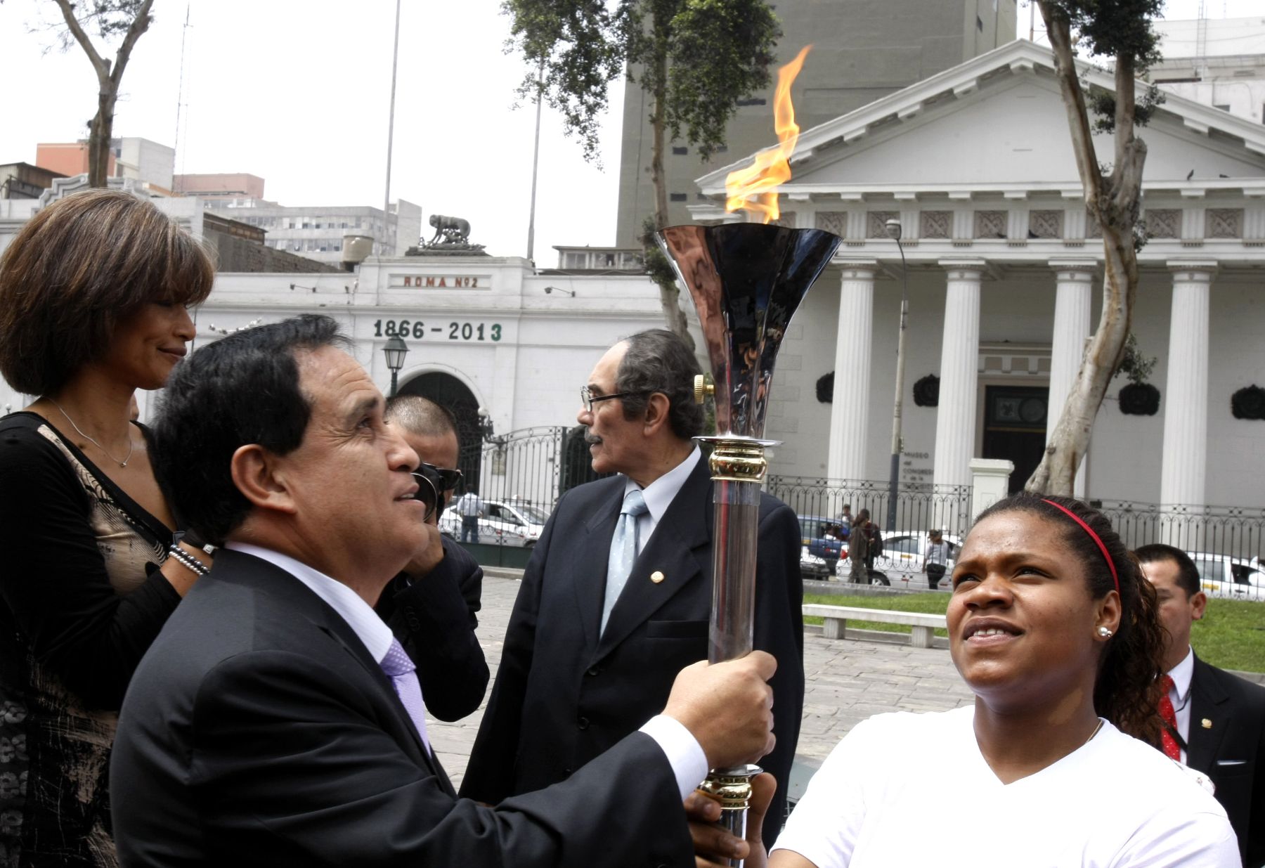 LIMA,PERÚ-NOVIEMBRE 12.La antorcha olímpica de los XVII Juegos Bolivarianos fue encendida hoy por el presidente del Congreso, Fredy Otárola en la Plaza Bolívar del Parlamento Nacional..Foto: ANDINA/Norman Córdova