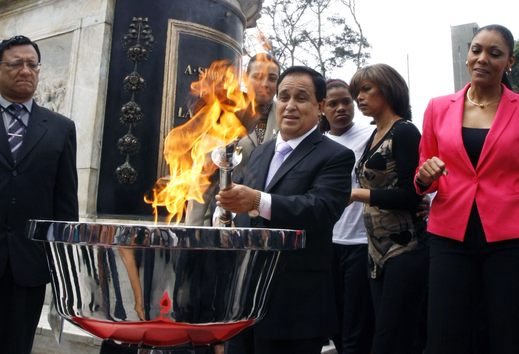 LIMA. 12 DE NOVIEMBRE.La antorcha olímpica de los XVII Juegos Bolivarianos fue encendida hoy por el presidente del Congreso, Fredy Otárola en la Plaza Bolívar del Parlamento Nacional Foto: ANDINA/Norman Córdova