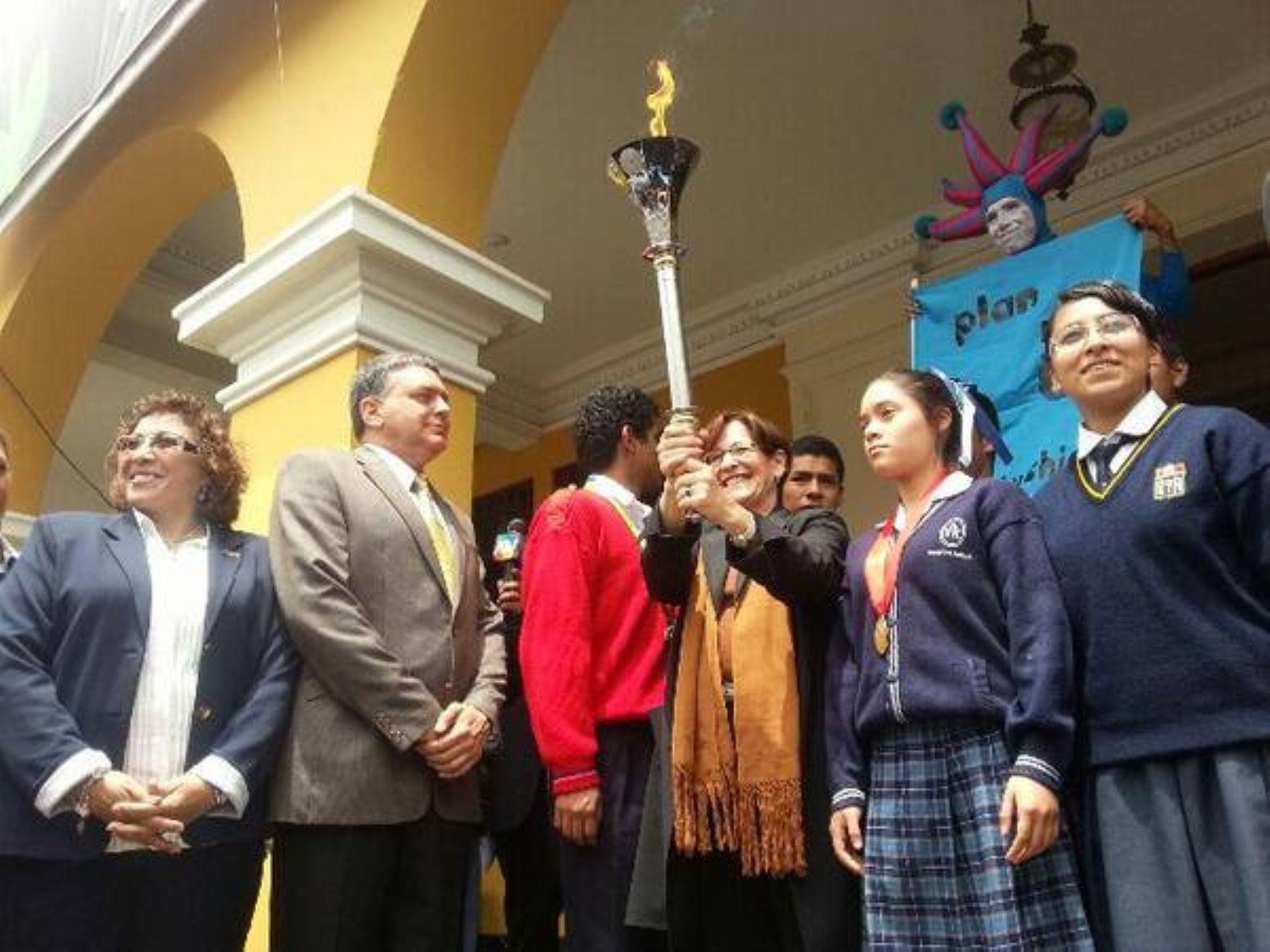 LIMA, 12 NOVIEMBRE 12.La Alcaldesa de Lima, Susana Villarán, acompañada de escolares y autoridades deportivas sostiene la antorcha bolivariana en la Municiplaida de Lima.Foto Andina/Difusión.