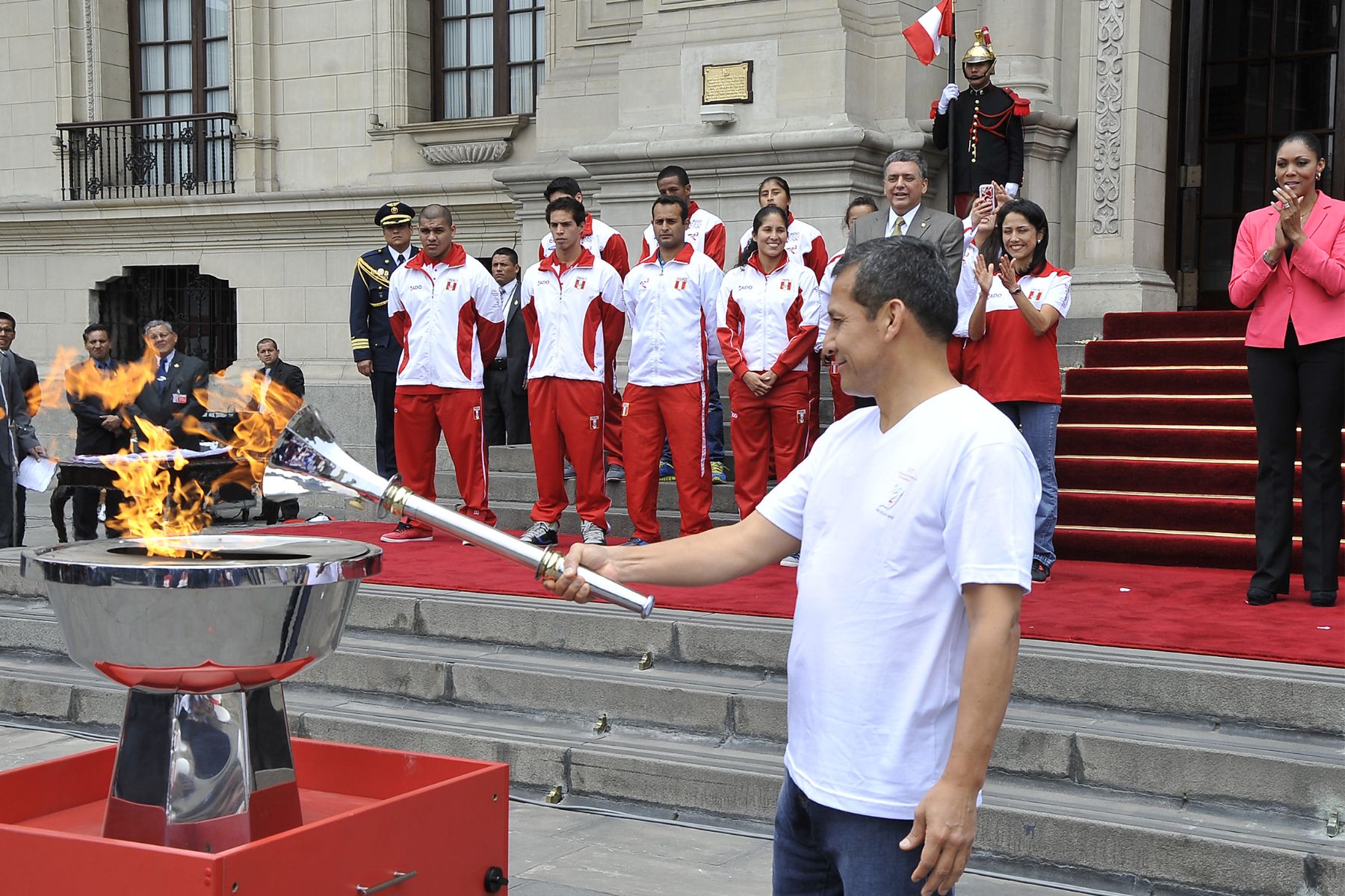LIMA. 12 DE NOVIEMBRE. El Presidente de la República, Ollanta Humala Tasso, recibió en Palacio de Gobierno la antorcha con la llama Bolivariana, símbolo de las justas deportivas que se inaugurará en la versión XVII el próximo sábado 16 en la ciudad de Trujillo. Foto: ANDINA/Prensa Presidencia