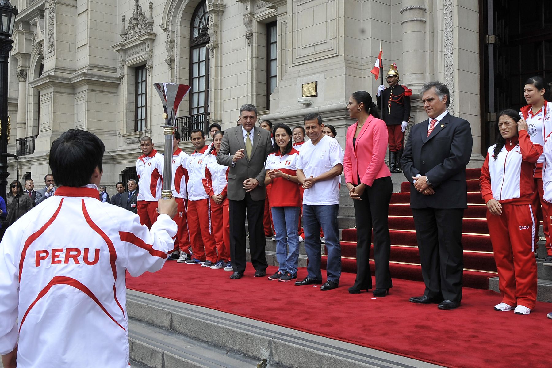 LIMA. 12 DE NOVIEMBRE. El Presidente de la República, Ollanta Humala Tasso, recibió en Palacio de Gobierno la antorcha con la llama Bolivariana, símbolo de las justas deportivas que se inaugurará en la versión XVII el próximo sábado 16 en la ciudad de Trujillo. Foto: ANDINA/Prensa Presidencia