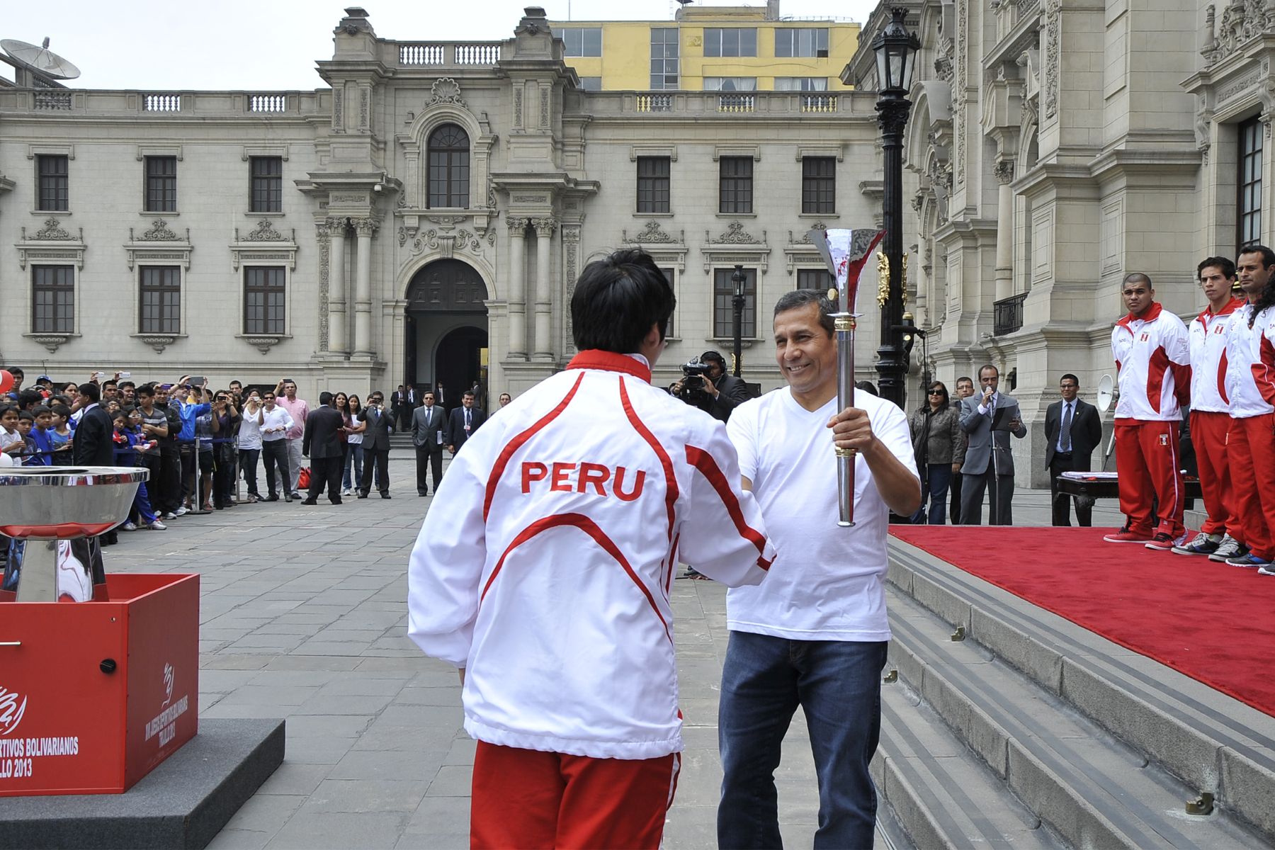 LIMA. 12 DE NOVIEMBRE. El Presidente de la República, Ollanta Humala Tasso, recibió en Palacio de Gobierno la antorcha con la llama Bolivariana, símbolo de las justas deportivas que se inaugurará en la versión XVII el próximo sábado 16 en la ciudad de Trujillo. Foto: ANDINA/Prensa Presidencia