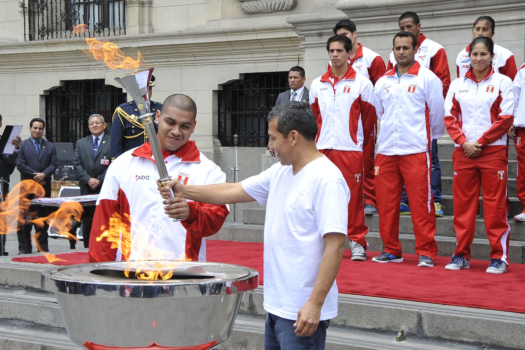 LIMA. 12 DE NOVIEMBRE. El Presidente de la República, Ollanta Humala Tasso, recibió en Palacio de Gobierno la antorcha con la llama Bolivariana, símbolo de las justas deportivas que se inaugurará en la versión XVII el próximo sábado 16 en la ciudad de Trujillo. Foto: ANDINA/Prensa Presidencia