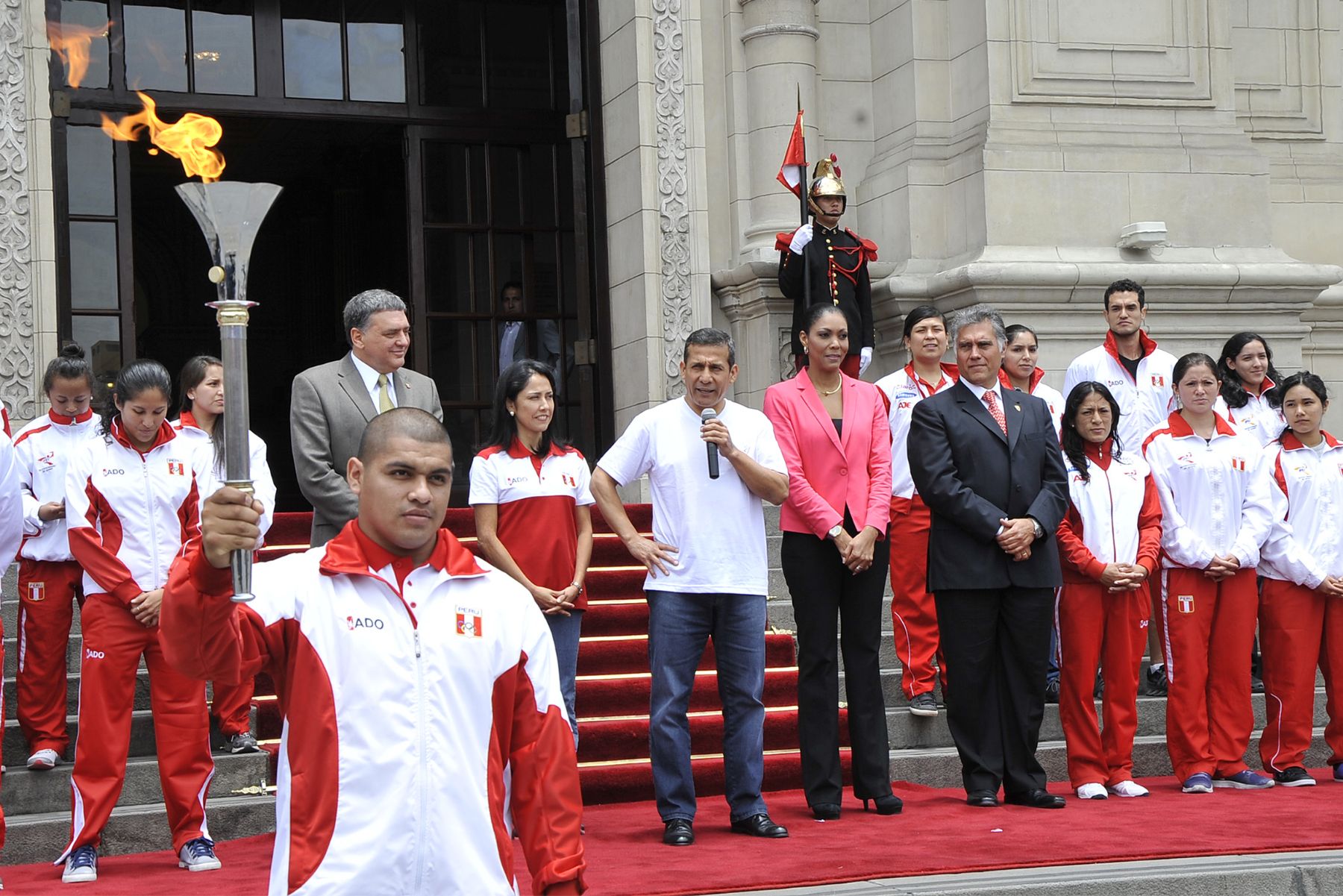LIMA. 12 DE NOVIEMBRE. El Presidente de la República, Ollanta Humala Tasso, recibió en Palacio de Gobierno la antorcha con la llama Bolivariana, símbolo de las justas deportivas que se inaugurará en la versión XVII el próximo sábado 16 en la ciudad de Trujillo. Foto: ANDINA/Prensa Presidencia