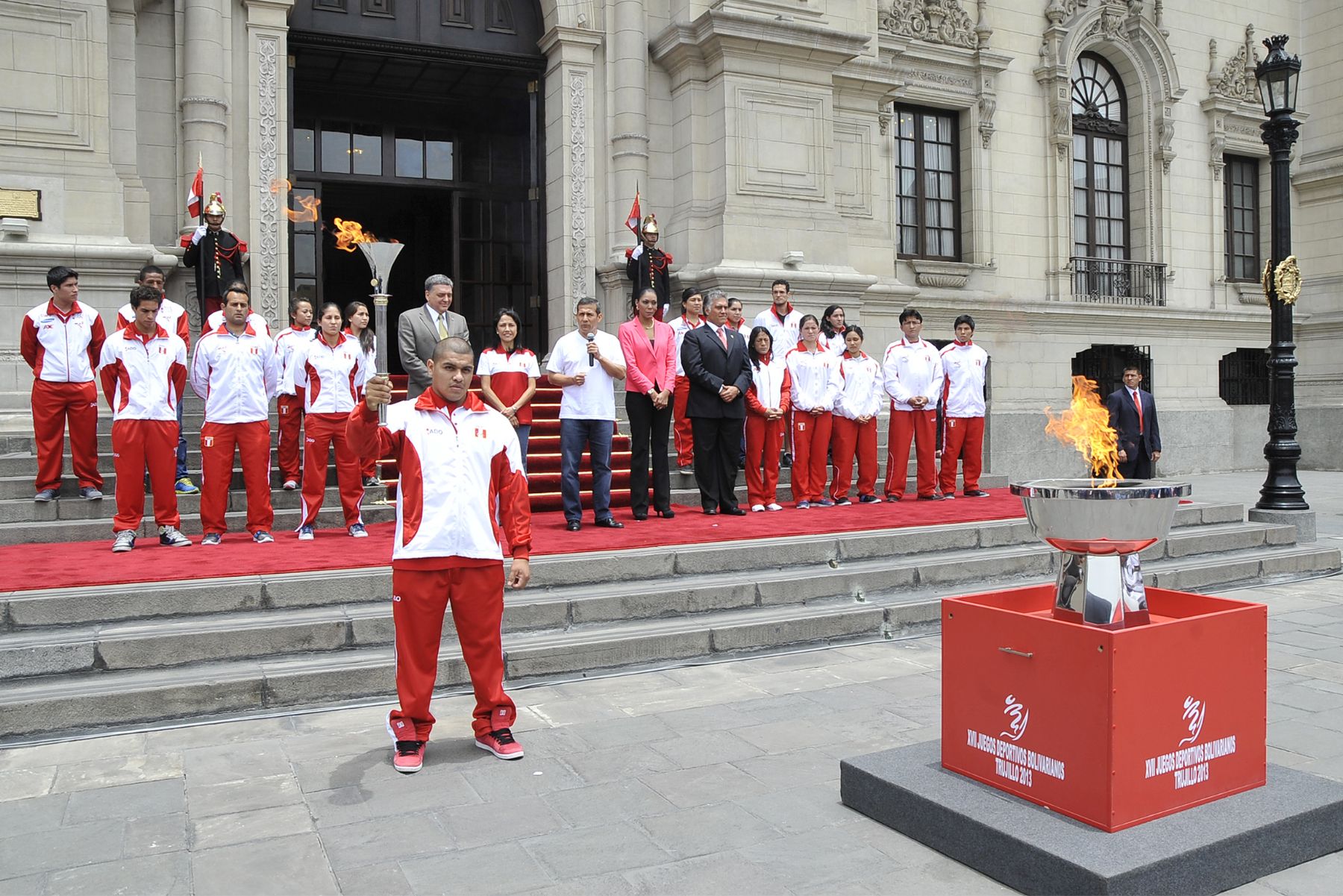 LIMA. 12 DE NOVIEMBRE. El Presidente de la República, Ollanta Humala Tasso, recibió en Palacio de Gobierno la antorcha con la llama Bolivariana, símbolo de las justas deportivas que se inaugurará en la versión XVII el próximo sábado 16 en la ciudad de Trujillo. Foto: ANDINA/Prensa Presidencia