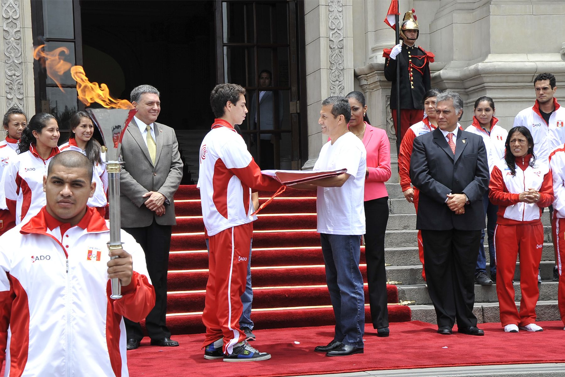 LIMA. 12 DE NOVIEMBRE. El Presidente de la República, Ollanta Humala Tasso, recibió en Palacio de Gobierno la antorcha con la llama Bolivariana, símbolo de las justas deportivas que se inaugurará en la versión XVII el próximo sábado 16 en la ciudad de Trujillo. Foto: ANDINA/Prensa Presidencia