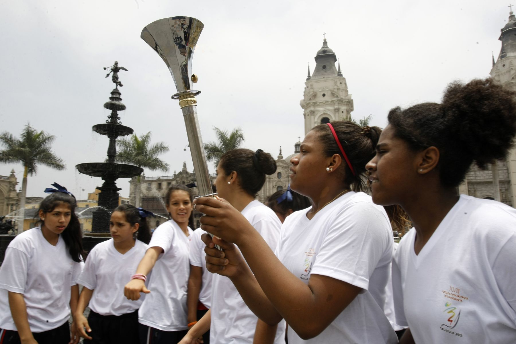 LIMA. 12 DE NOVIEMBRE.Deportistas sostienen la antorcha bolivariana en la Plaza de Armas de Lima.Foto: ANDINA/Norman Córdova