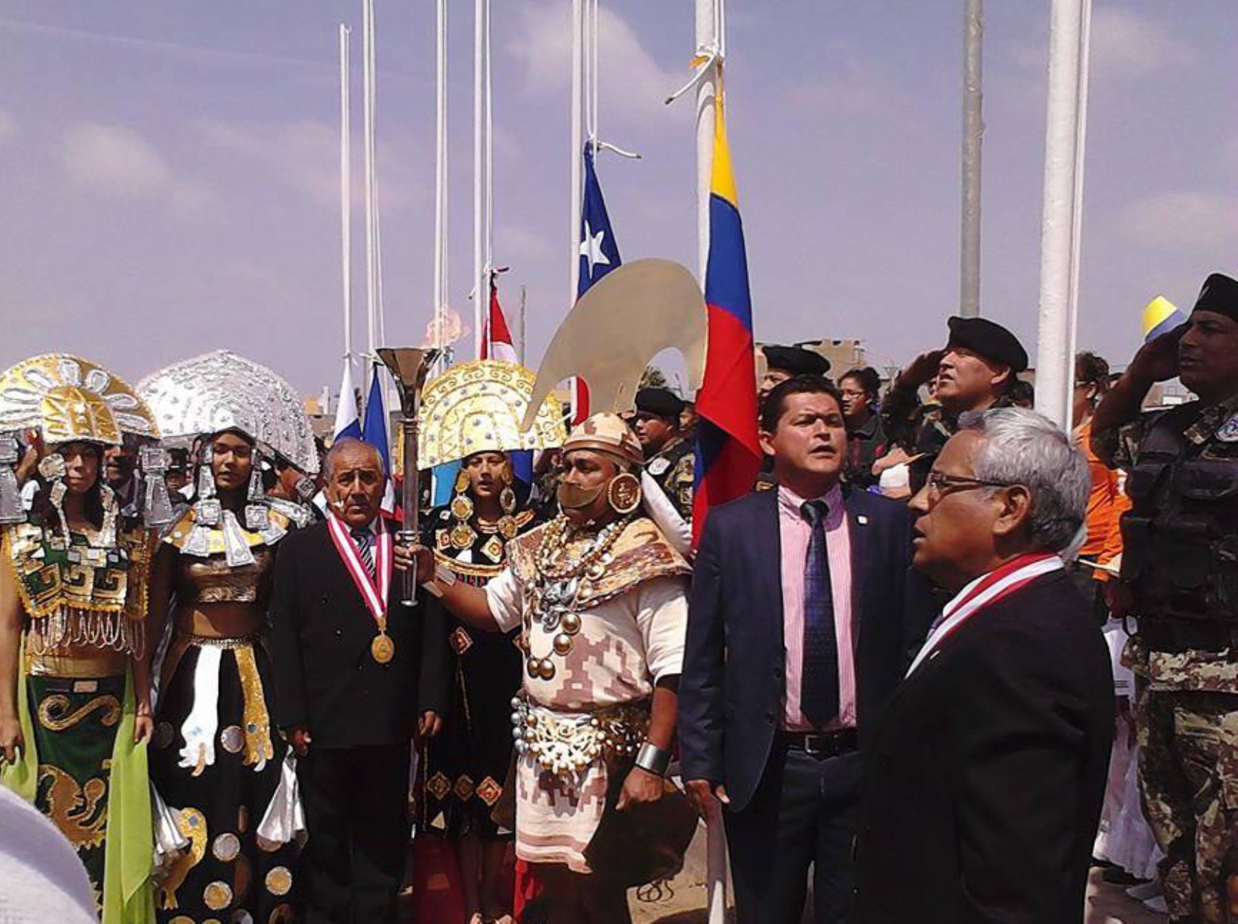 CHICLAYO,13 DE NOVIEMBRE.La antorcha de los XVII Juegos Bolivarianos llegó a Chiclayo y ya está en el colegio San José, lugar en el que fue recibida por cientos de escolares y deportistas que saludaron la llegada del símbolo olímpico. Foto: ANDINA/Difusión