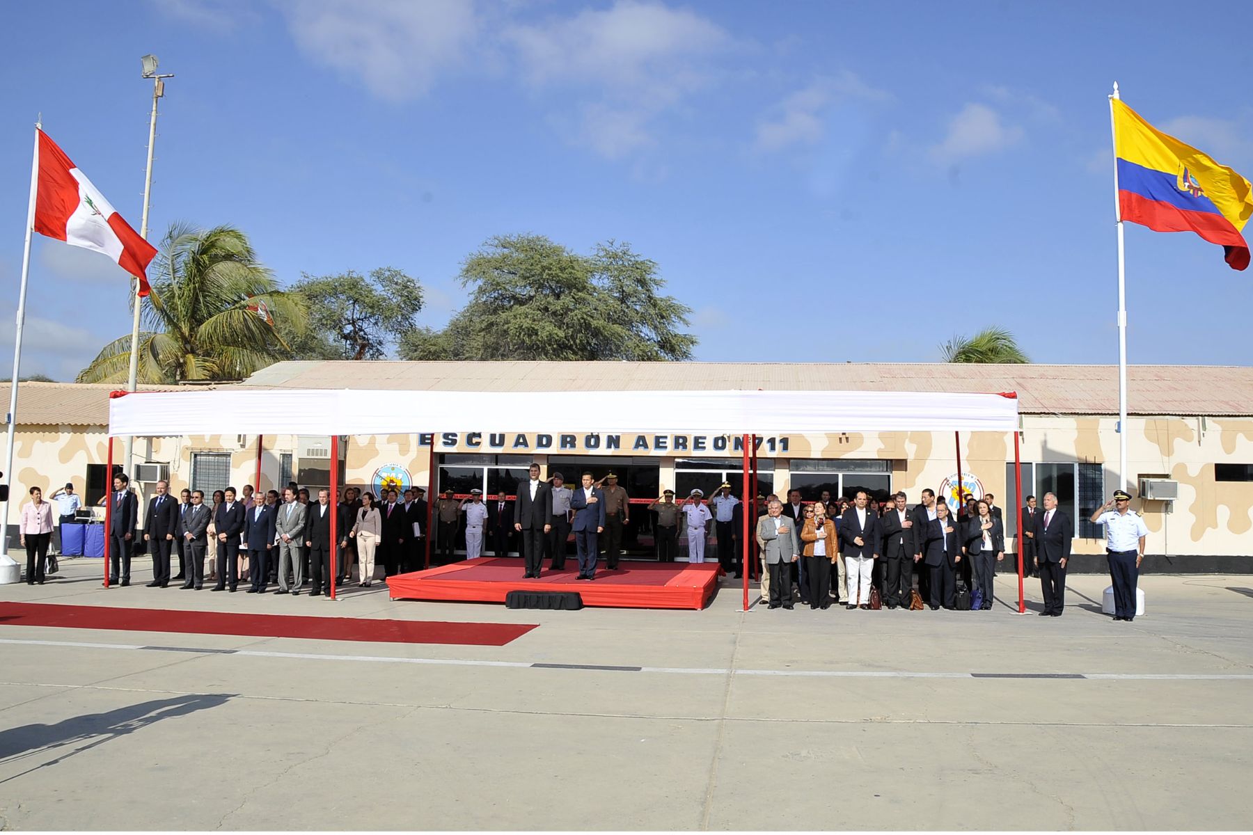 PIURA. 14 DE NOVIEMBRE. En Piura, el presidente Ollanta Humala dio la bienvenida al Perú a su par ecuatoriano Rafael Correa, ambos encabezarán hoy el VII Gabinete de Ministros Binacional. Foto: ANDINA/Prensa Presidencia