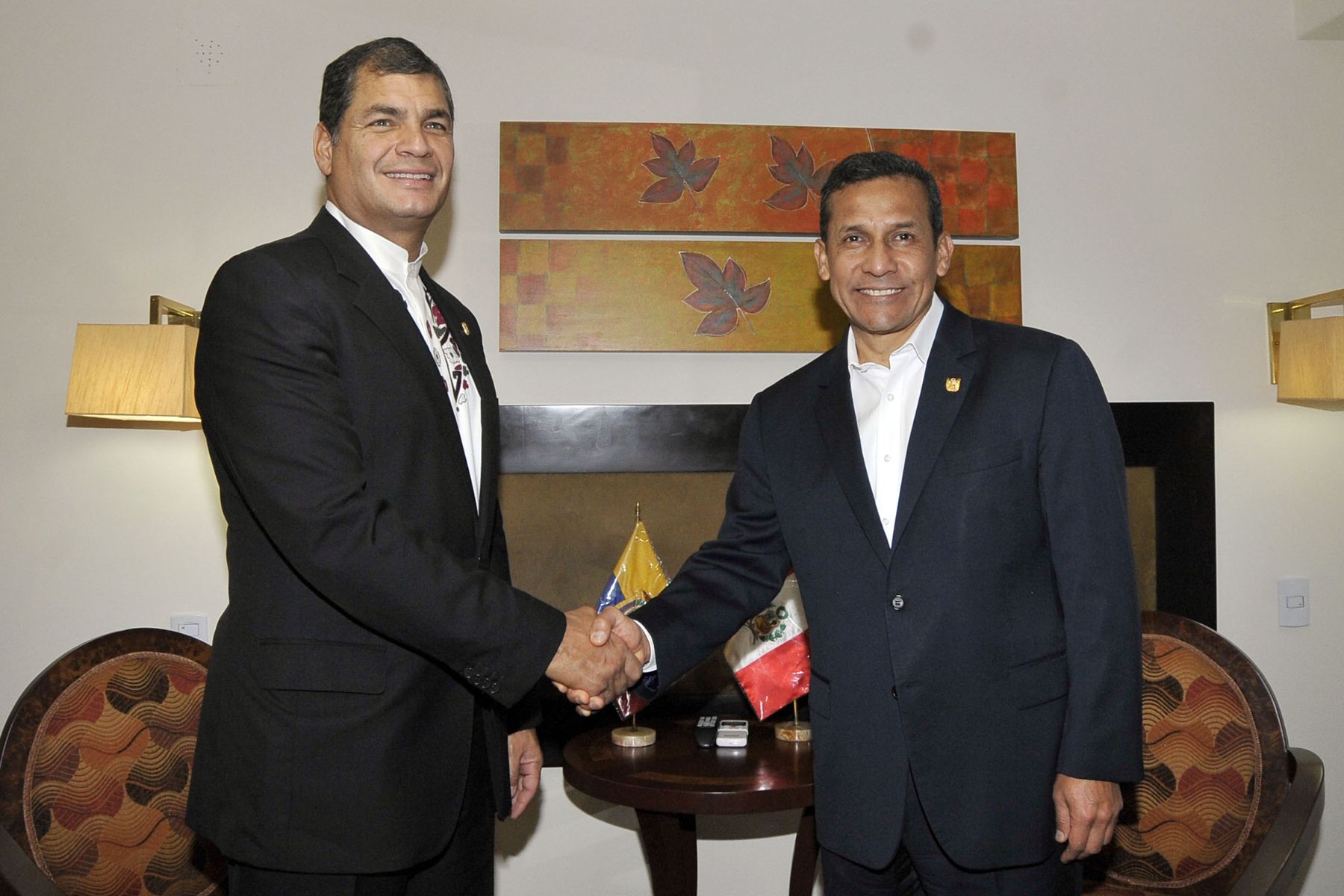 PIURA. 14 DE NOVIEMBRE. En Piura, el presidente Ollanta Humala dio la bienvenida al Perú a su par ecuatoriano Rafael Correa, ambos encabezarán hoy el VII Gabinete de Ministros Binacional. Foto: ANDINA/Prensa Presidencia