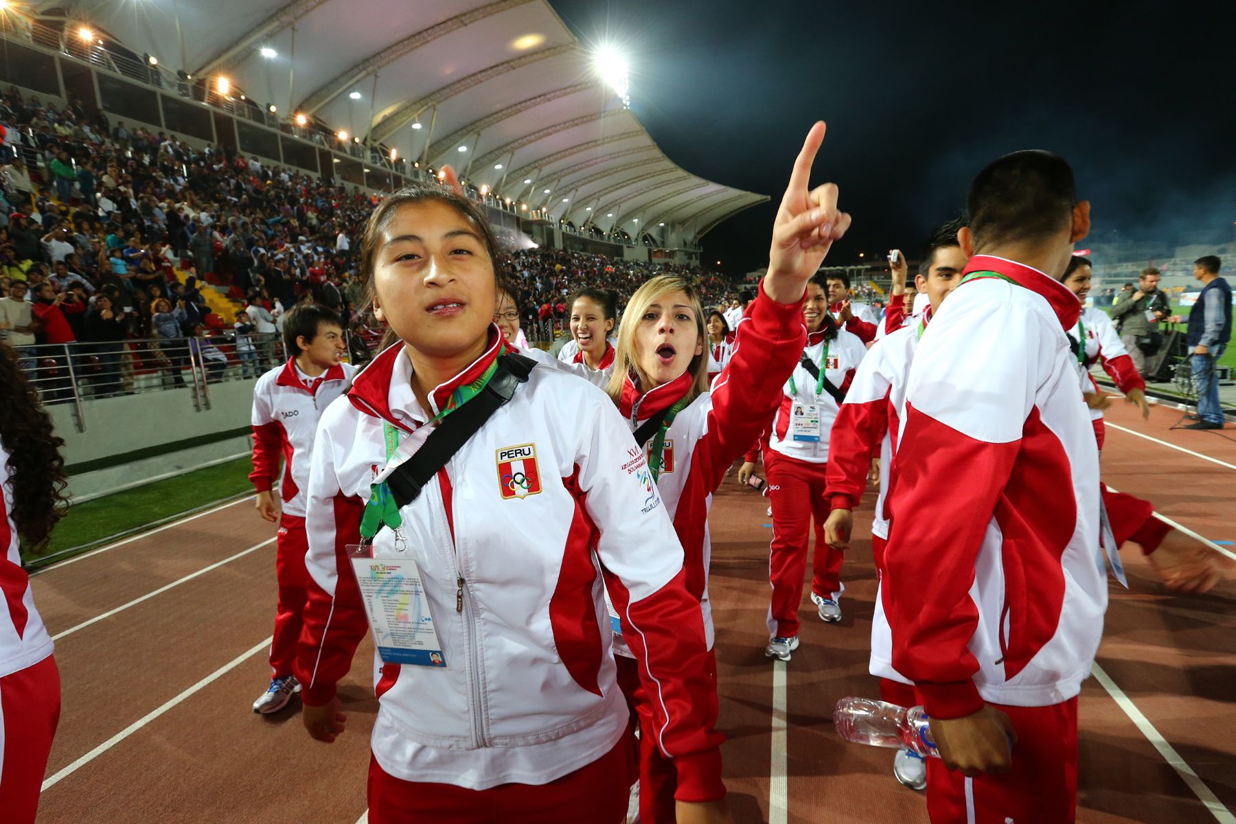 TRUJILLO, 16 nov.- Los XVII Juegos deportivos Bolivarianos rompieron fuegos está noche con el desfile tradicional de 11 delegaciones en la ceremonia de inauguración, que tuvo lugar en el estadio Chan Chan de Trujillo, sede principal de la justas deportivas. Foto: ANDINA/Prensa Presidencia