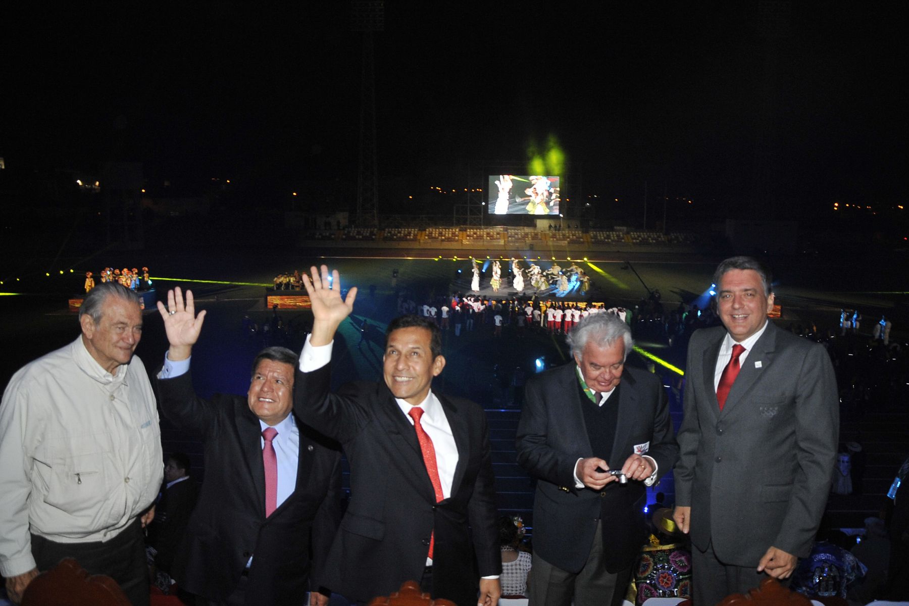 TRUJILLO, 16 NOV.- Jefe de Estado Ollanta Humala participó en ceremonia de inauguración de los Juegos Bolivarianos, acompañado de titular de titular de la Organización Deportiva Bolivariana (ODEBO),Danilo Carrera; el alcalde de Trujillo, César Acuña, y la autoridad regional de La Libertad, José Murgia. ANDINA/Presidencia
Foto: ANDINA/Prensa Presidencia