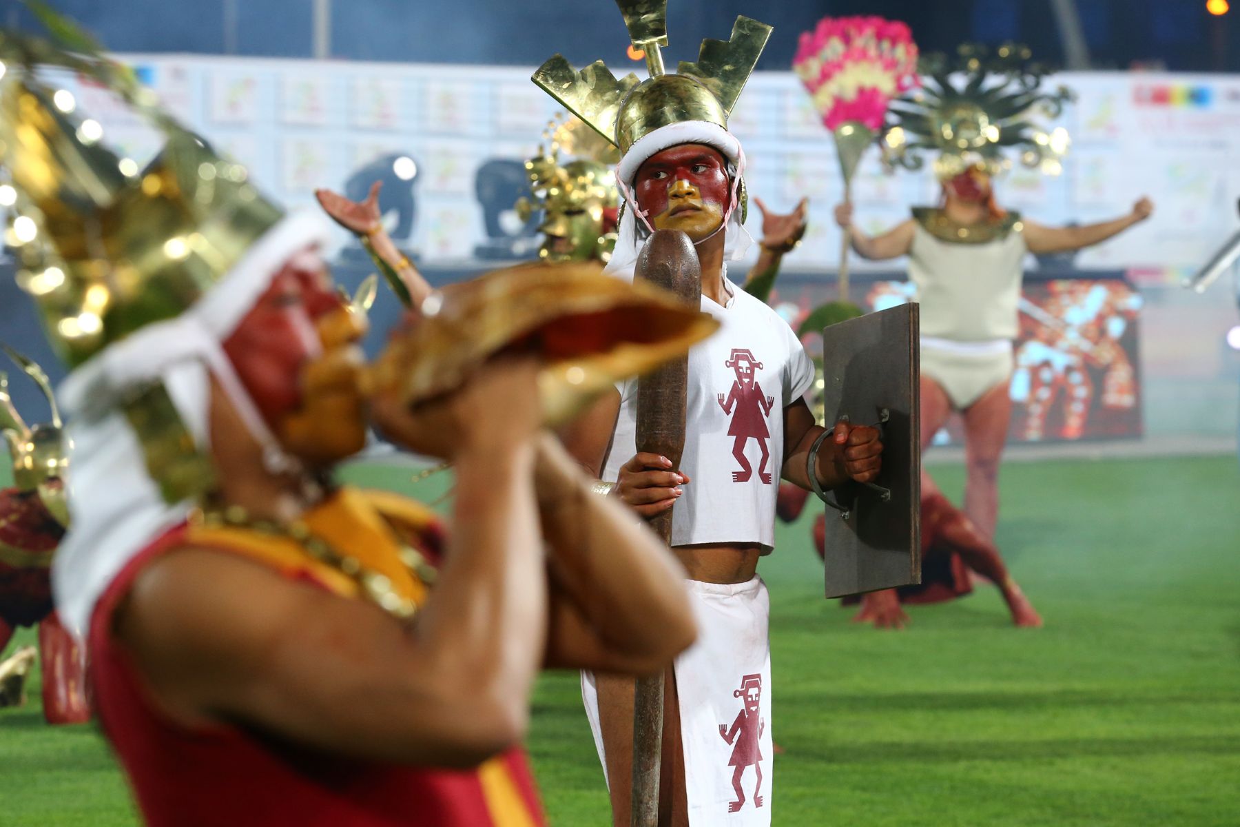 TRUJILLO, 16 nov.- Los XVII Juegos deportivos Bolivarianos rompieron fuegos está noche con el desfile tradicional de 11 delegaciones en la ceremonia de inauguración, que tuvo lugar en el estadio Chan Chan de Trujillo, sede principal de la justas deportivas. Foto: ANDINA/Prensa Presidencia