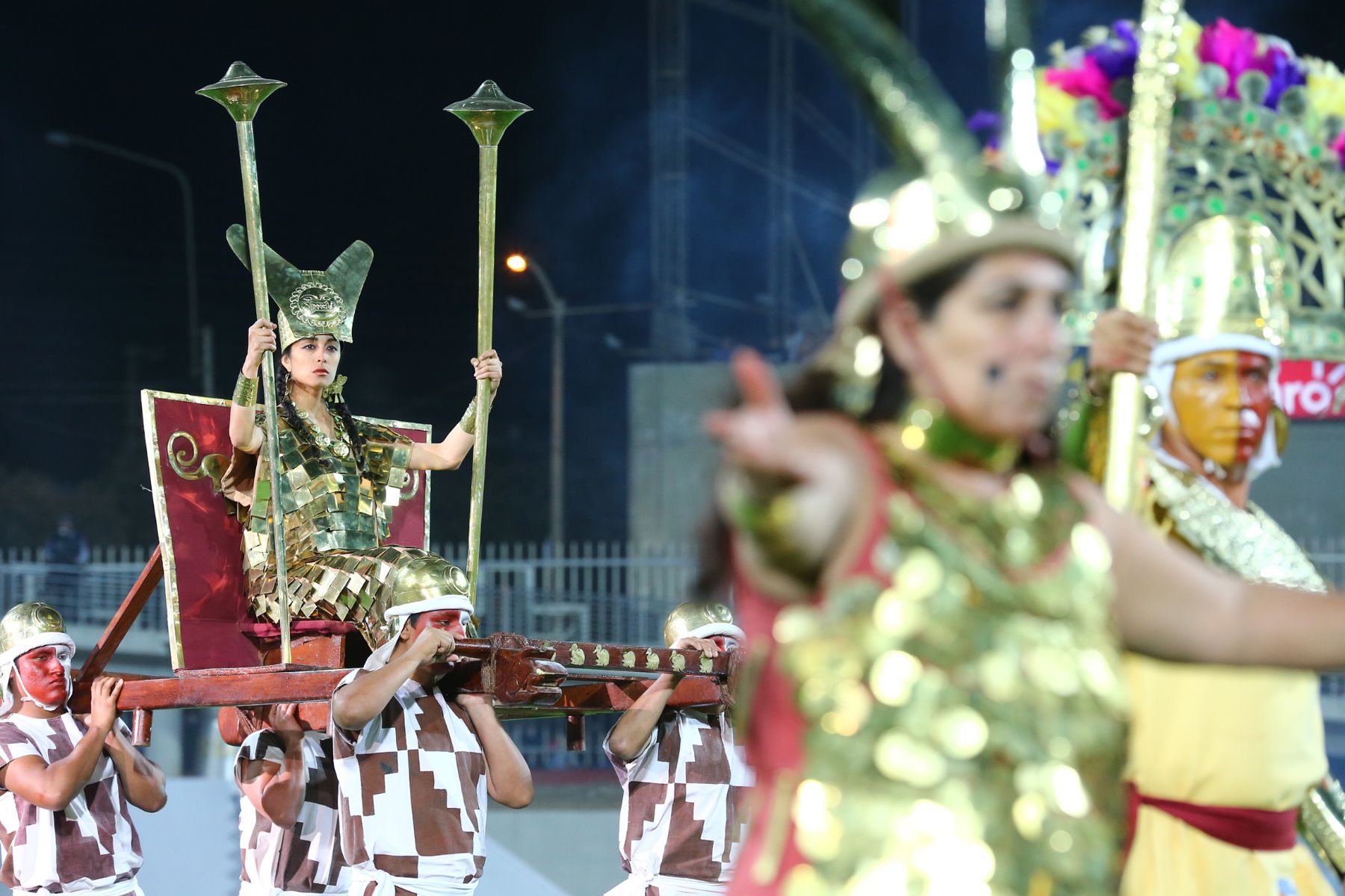TRUJILLO, 16 nov.- Los XVII Juegos deportivos Bolivarianos rompieron fuegos está noche con el desfile tradicional de 11 delegaciones en la ceremonia de inauguración, que tuvo lugar en el estadio Chan Chan de Trujillo, sede principal de la justas deportivas. Foto: ANDINA/Prensa Presidencia