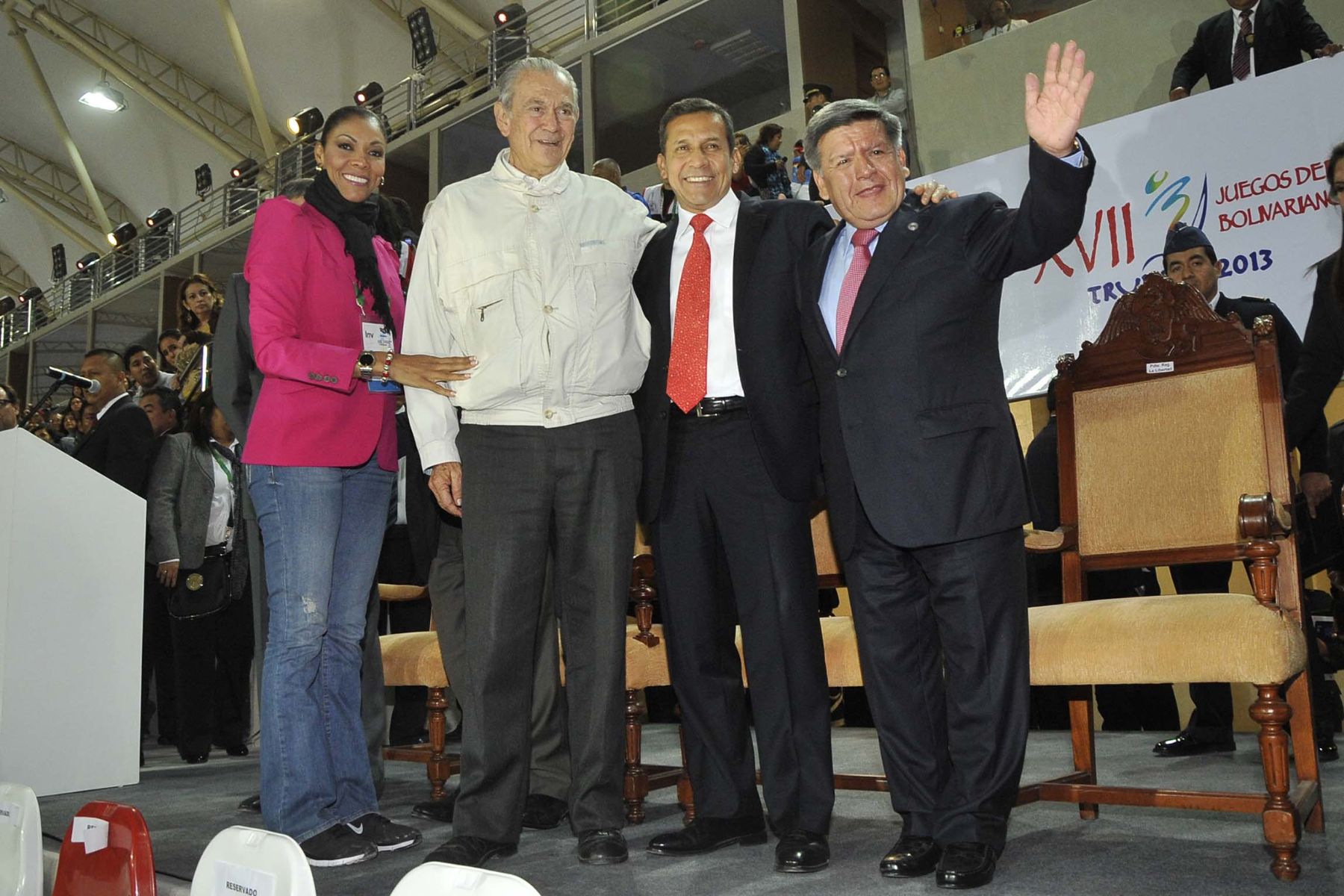 TRUJILLO. 16 DE NOVIEMBRE. Congresista Cenaida Uribe junto al Presidente de la República, Ollanta Humala Tasso, participaron en ceremonia de inauguración de los XVII Juegos Deportivos Bolivarianos Trujillo 2013. Foto: ANDINA/Prensa Presidencia
