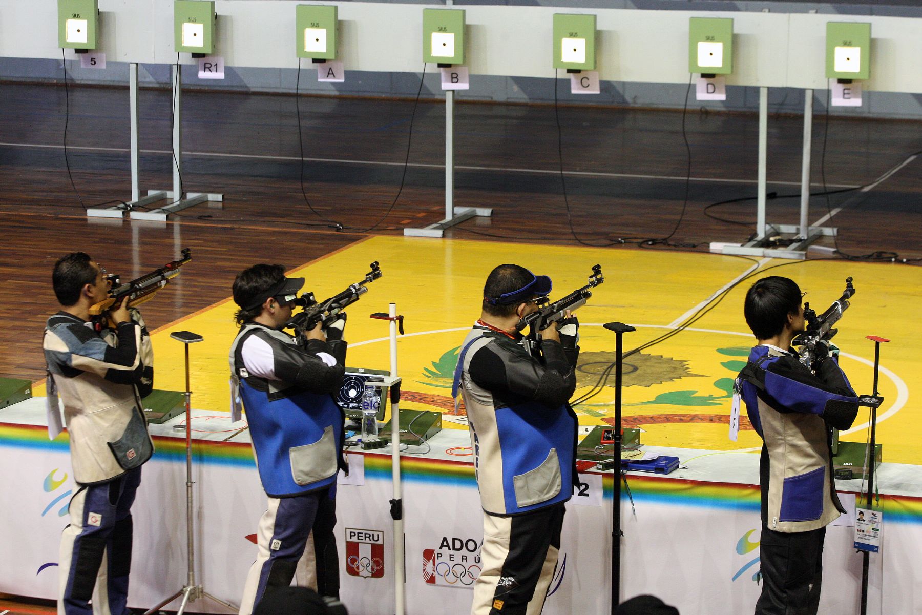 LIMA,PERÚ-18 NOVIEMBRE.Bus Morales de Bolivia gana oro en Competencia de tiro en  Bolivarianos desarrollados en el  Coliseo Mariscal Caceres de Chorrillos.Foto:ANDINA/Hector Vinces.