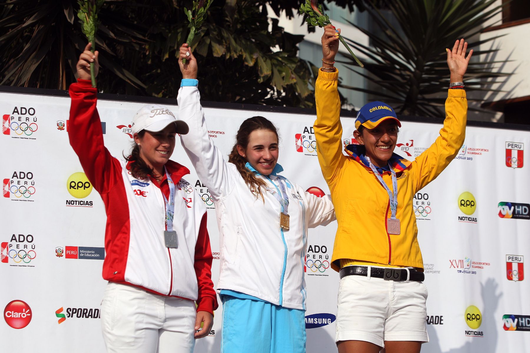LIMA,PERÚ-19M NOVIEMBRE.Lucia Polo de Guatemala y de Colombia se bañaron en oro  en competencia de Golf de  Bolivarianos 2013.Maria Salinas,gano plata para Perú,Daniela Vargas ,bronce para Colombia y en Varones los Peruanos Patricio y Sebastian Salem,se llevaron las medallas  de plata y bronce.Foto:ANDINA/Hector Vinces.