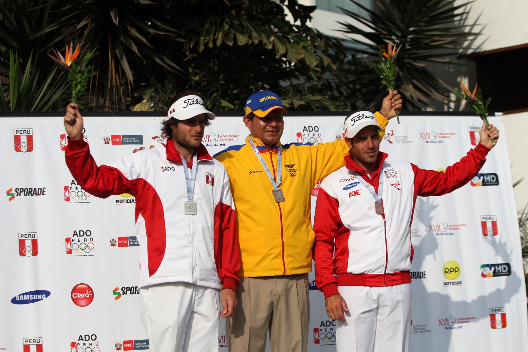 LIMA,PERÚ-19 DE NOVIEMBRE.Lucia Polo de Guatemala y de Colombia se bañaron en oro  en competencia de Golf de  Bolivarianos 2013.Maria Salinas,gano plata para Perú,Daniela Vargas ,bronce para Colombia y en Varones los Peruanos Patricio y Sebastian Salem,se llevaron las medallas  de plata y bronce.Foto:ANDINA/Hector Vinces.