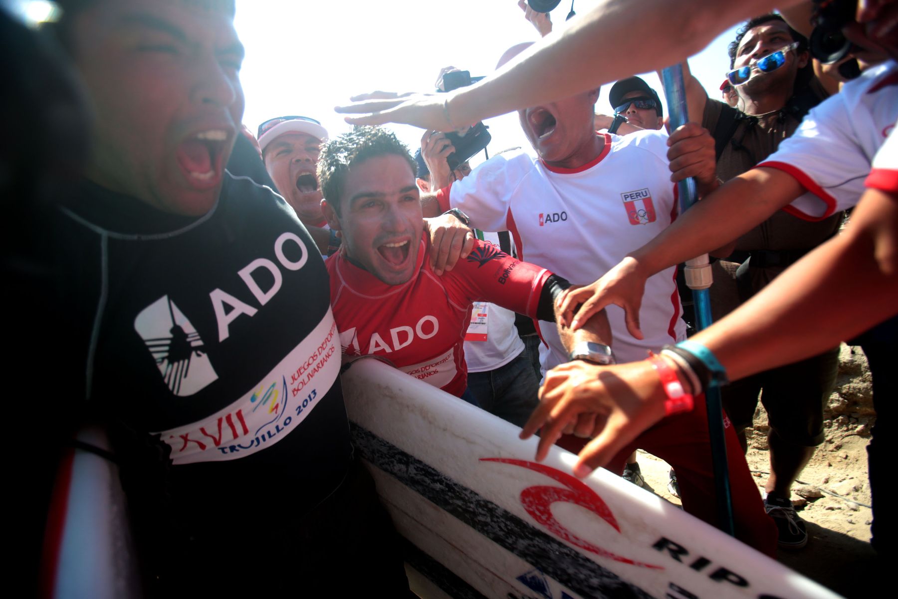 LIMA, PERÚ - NOVIEMBRE 20. Piccolo Clemente y Juan José Corzo obtuvieron la medalla de oro y plata respectivamente en la modalidad Longboard en el marco de los Juegos Bolivarianos 2013.

Foto: ANDINA/Juan Carlos Guzmán Negrini.
