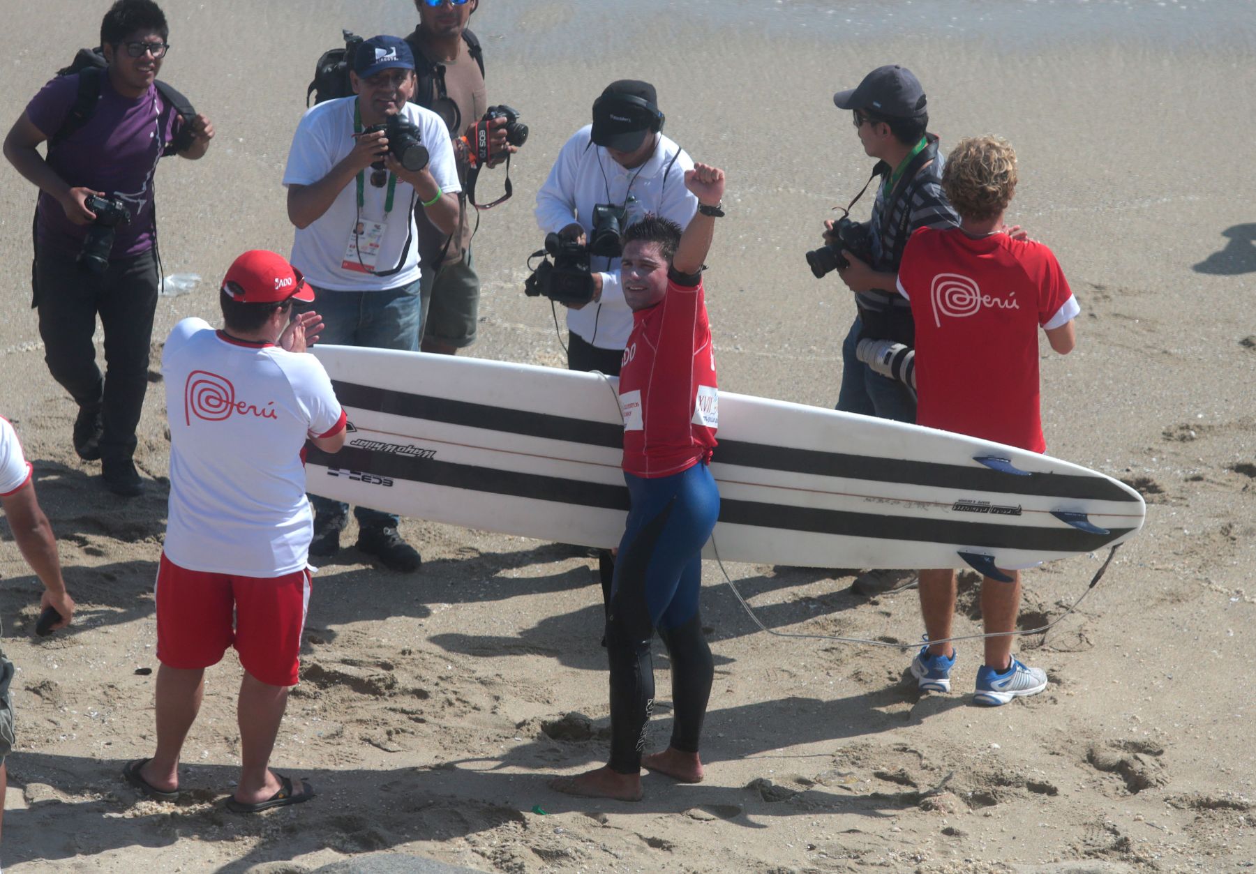 LIMA, PERÚ - NOVIEMBRE 20. Piccolo Clemente y Juan José Corzo obtuvieron la medalla de oro y plata respectivamente en la modalidad Longboard en el marco de los Juegos Bolivarianos 2013.

Foto: ANDINA/Juan Carlos Guzmán Negrini.