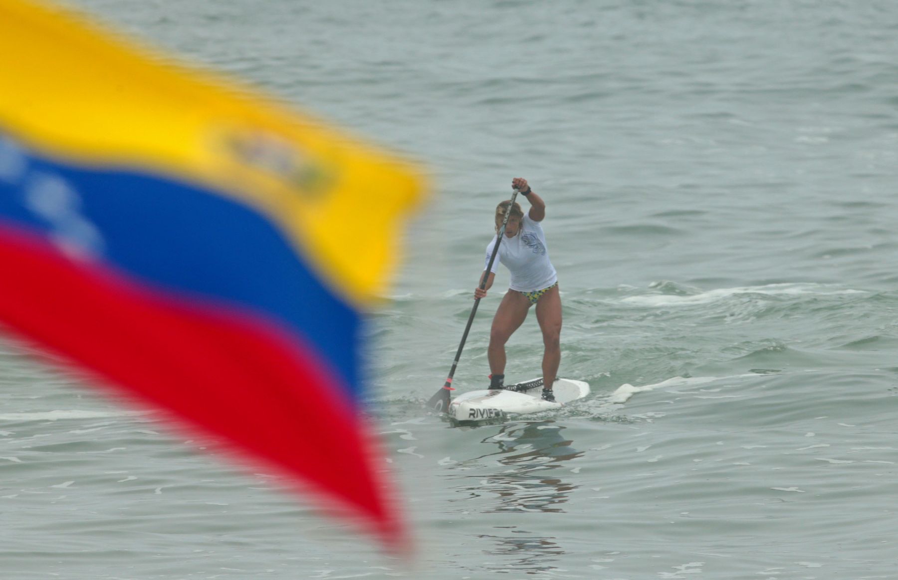 LIMA, PERÚ - NOVIEMBRE 21. Edimar Luque de Venezuela campeona en la categoría Stand Up Paddle Race.

Foto: ANDINA/Juan Carlos Guzmán Negrini.