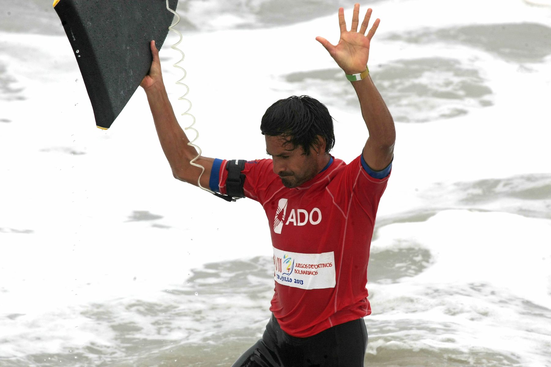 LIMA, PERÚ - NOVIEMBRE 22. César Bauer se coronó campeón de la modalidad Drop Knee, Juegos Bolivarianos 2013. 

Foto: ANDINA/Juan Carlos Guzmán Negrini.