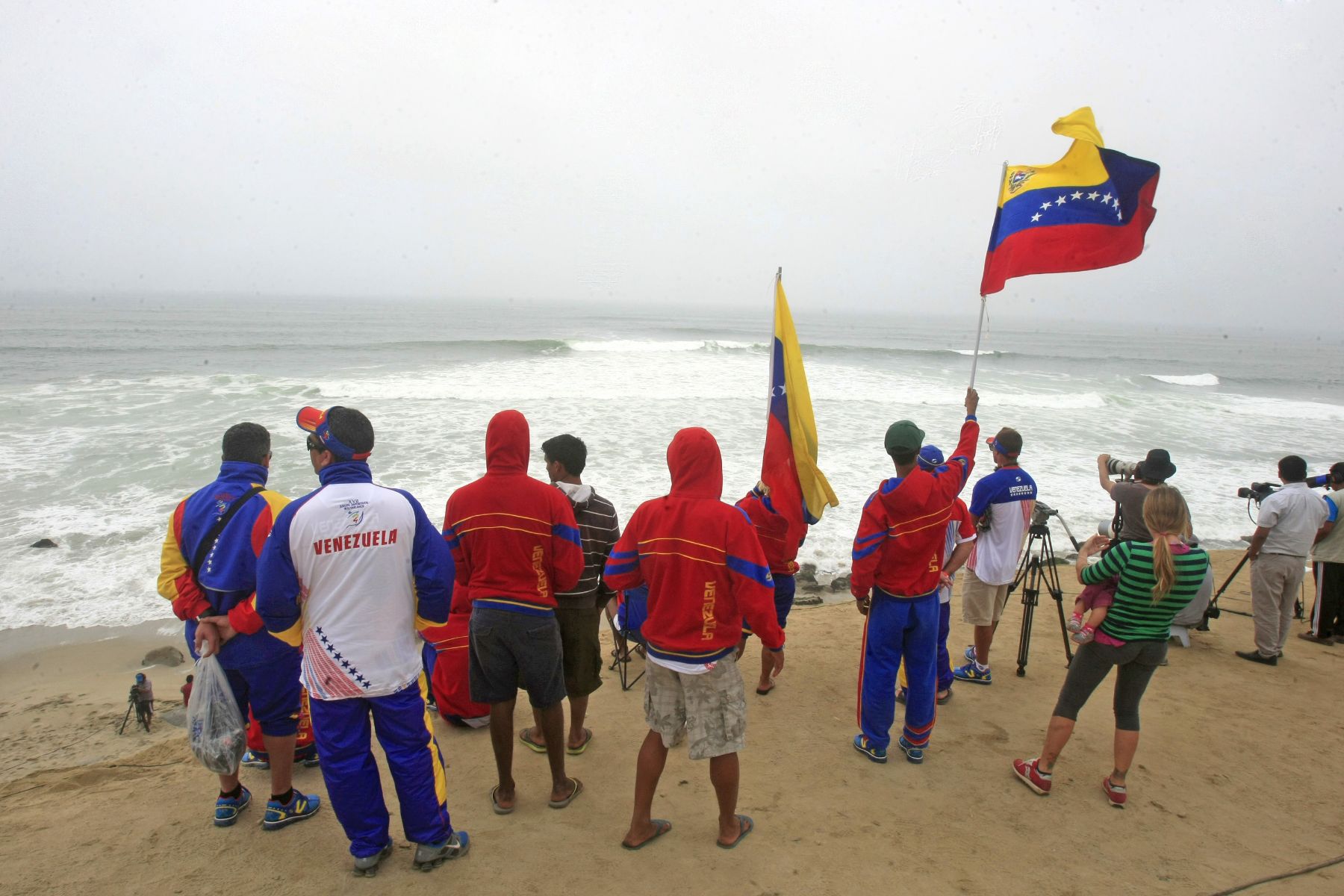 LIMA, PERÚ - NOVIEMBRE 22. Público alienta a sus compatriotas, Juegos Bolivarianos 2013. 

Foto: ANDINA/Juan Carlos Guzmán Negrini.