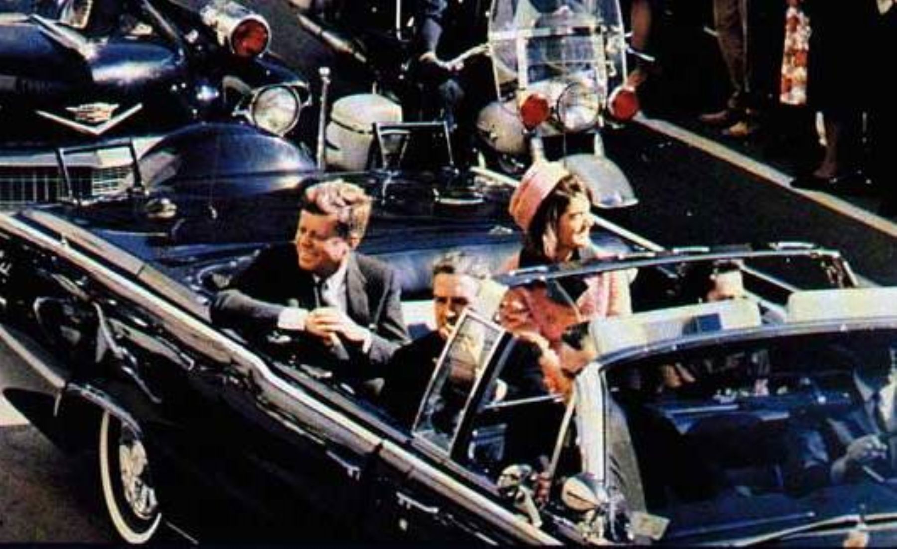 John F. Kennedy llegó de visita a Dallas con su esposa Jackeline. Nadie esperaba el atentado mientras recorría la ciudad rodeado de guardaespaldas.