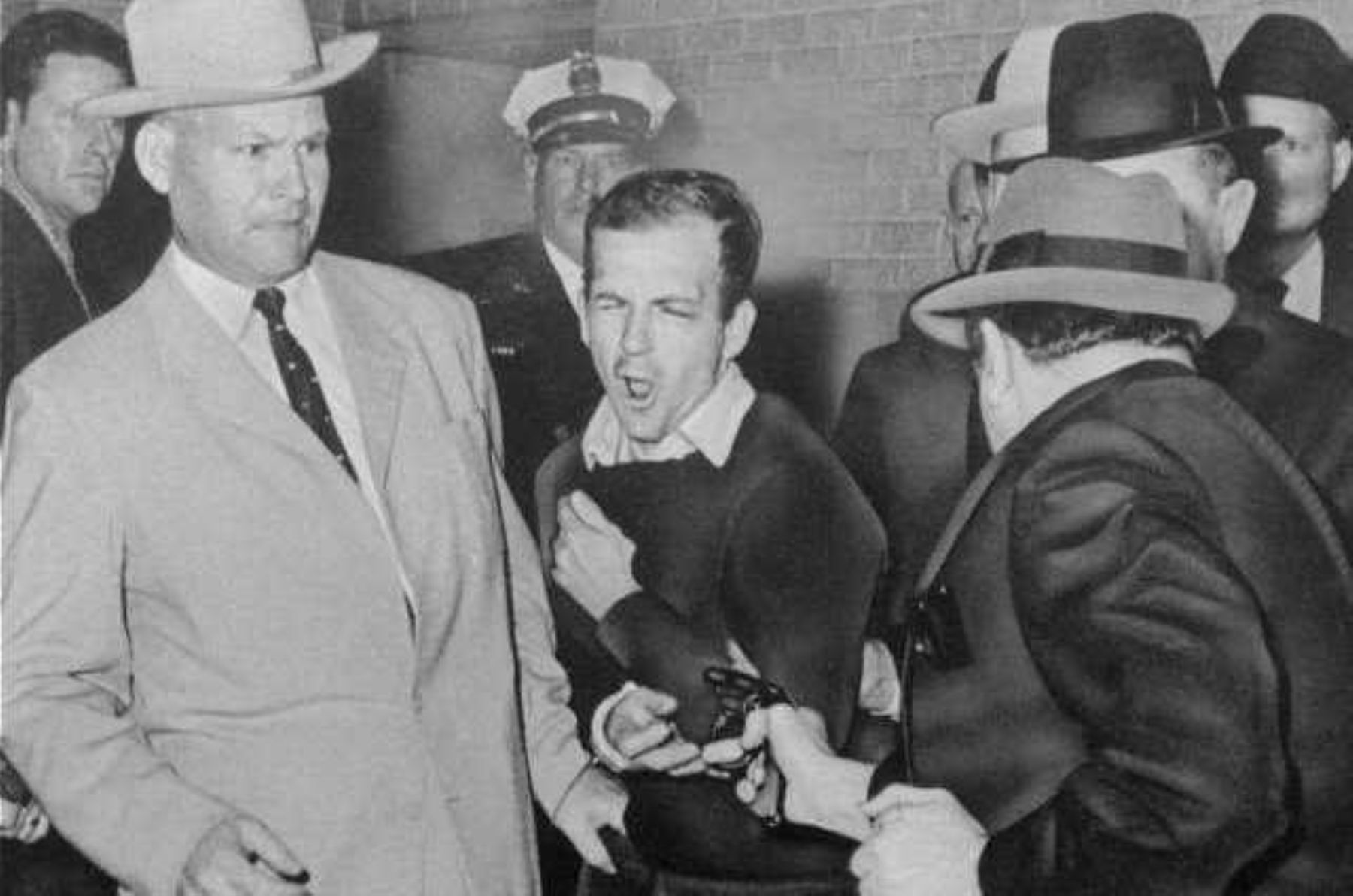 Lee Harvey Oswald nunca aclaró los motivos del asesinato, y ese secreto lo llevó a la tumba porque también fue asesinado de un disparo.