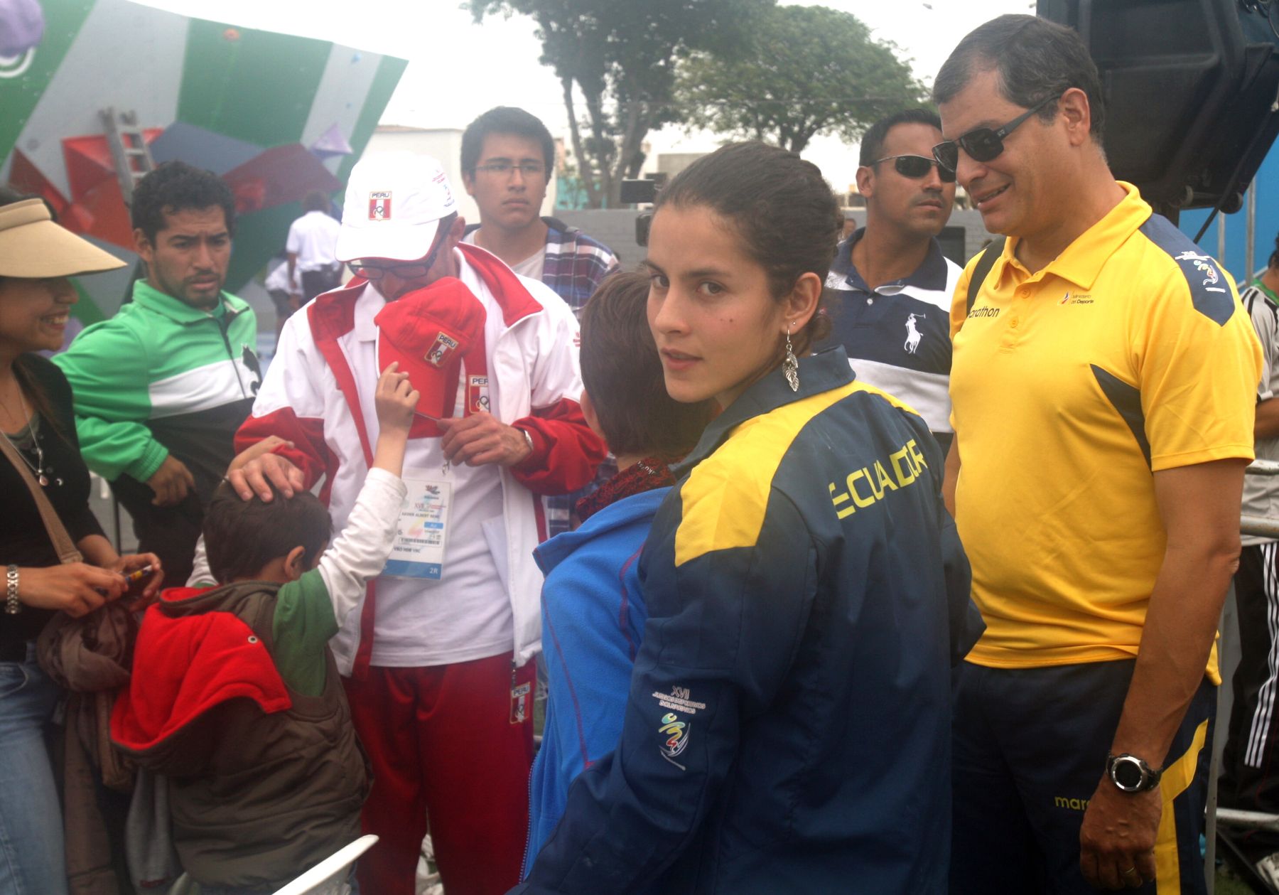 LIMA,PERÚ.23 NOVIEMBRE.El Presidente del Ecuador, Rafael Correa, asiste con su familia a la competencia de los Juegos Bolivarianos en la especialidad de Escala, donde participa su menor hija Sofia.Foto:ANDINA/Hector Vinces.