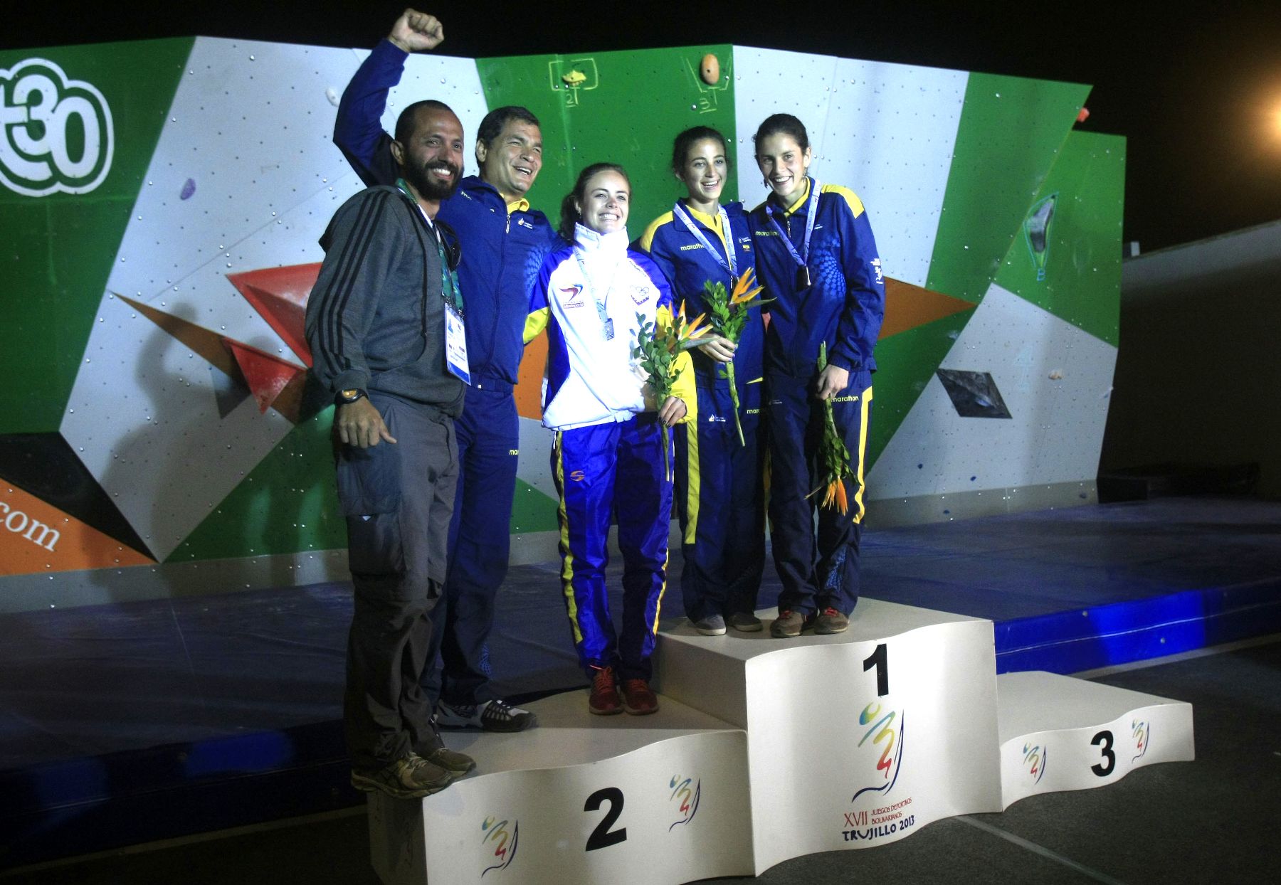 LIMA, PERÚ - NOVIEMBRE 23. El Presidente de Ecuador, Rafael Correa, condecoró a las ganadoras de Escalada donde su hija Sofía obtuvo la medalla de bronce.

Foto: ANDINA/Juan Carlos Guzmán Negrini.
